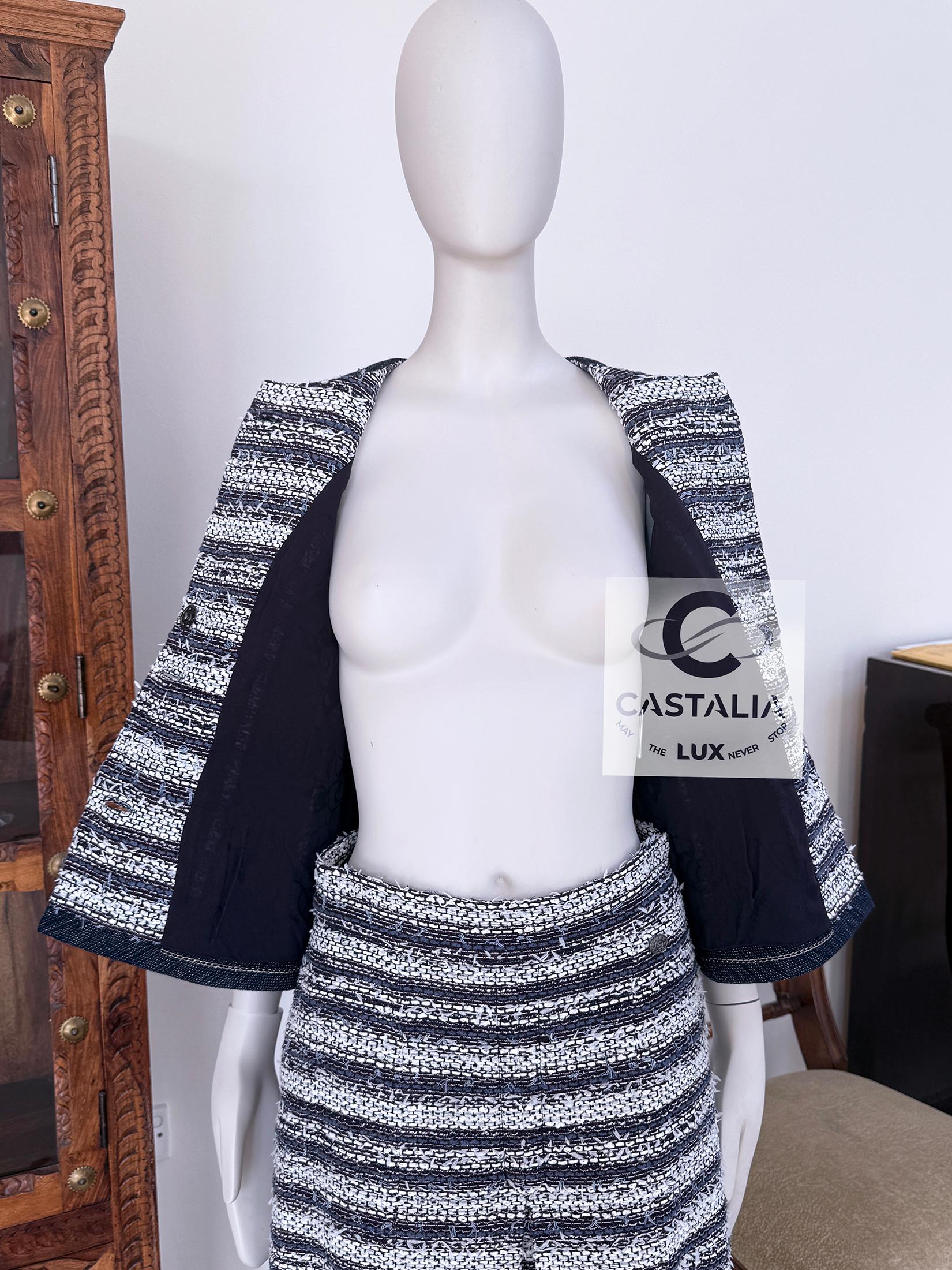 Chanel Paris / Singapore CC Buttons Lesage Tweed Ensemble 36 FR For Sale 8