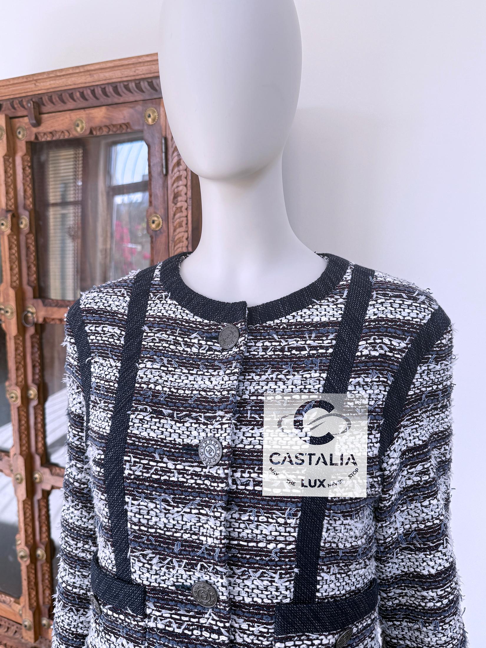 Chanel Paris / Singapore CC Buttons Lesage Tweed Ensemble 36 FR For Sale 9