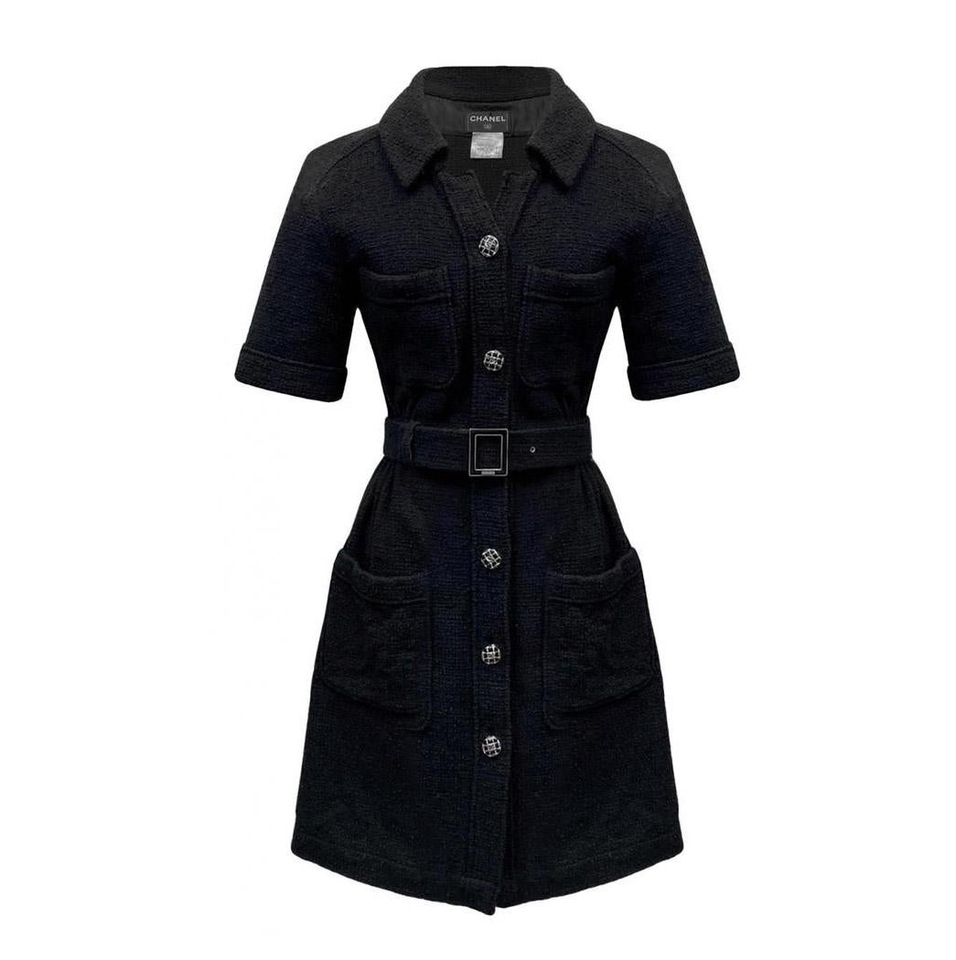 ~ Fiducioso. Raffinato. Inconfondibilmente Chanel ~
Una dichiarazione di eleganza senza sforzo ~ questo abito in tweed nero della famosa Collection'S di Chanel a Parigi / Singapore.
/Taglia 36 FR / Condit: non indossato
- combina una struttura