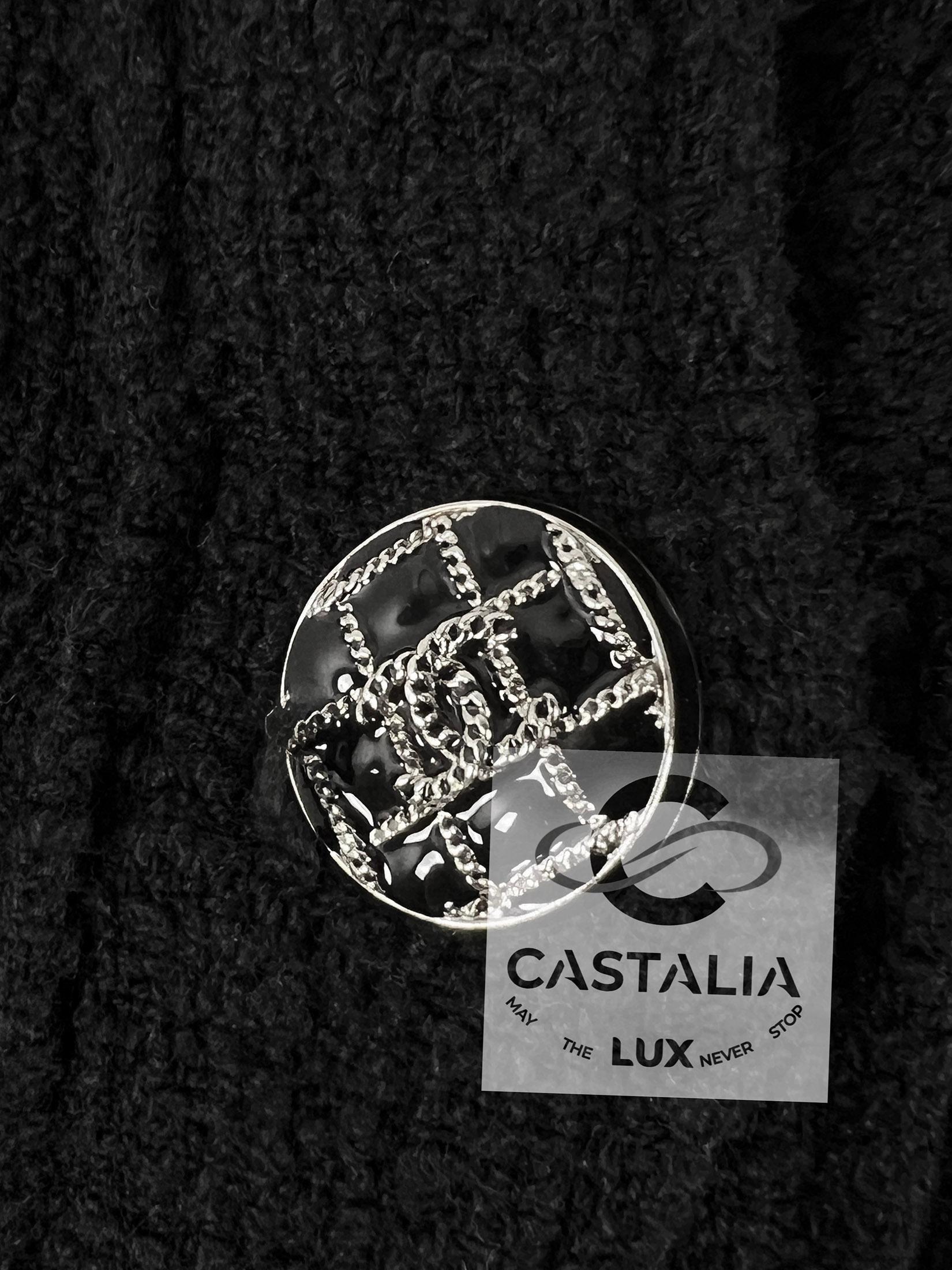 Chanel Paris / Singapore CC Logo Belted Black Tweed Dress 36 FR In condizioni ottime in vendita a Dubai, AE