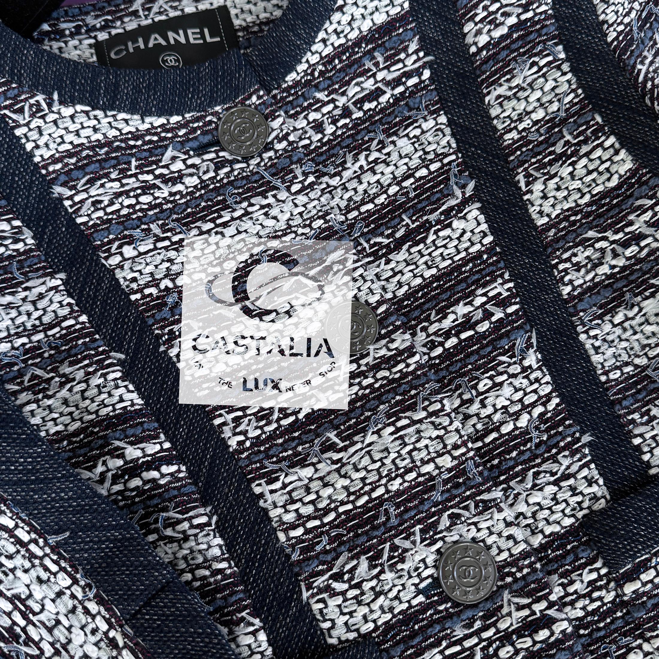 Chanel Paris / Singapore CC Star Buttons Tweed Jacket 36 FR For Sale 5