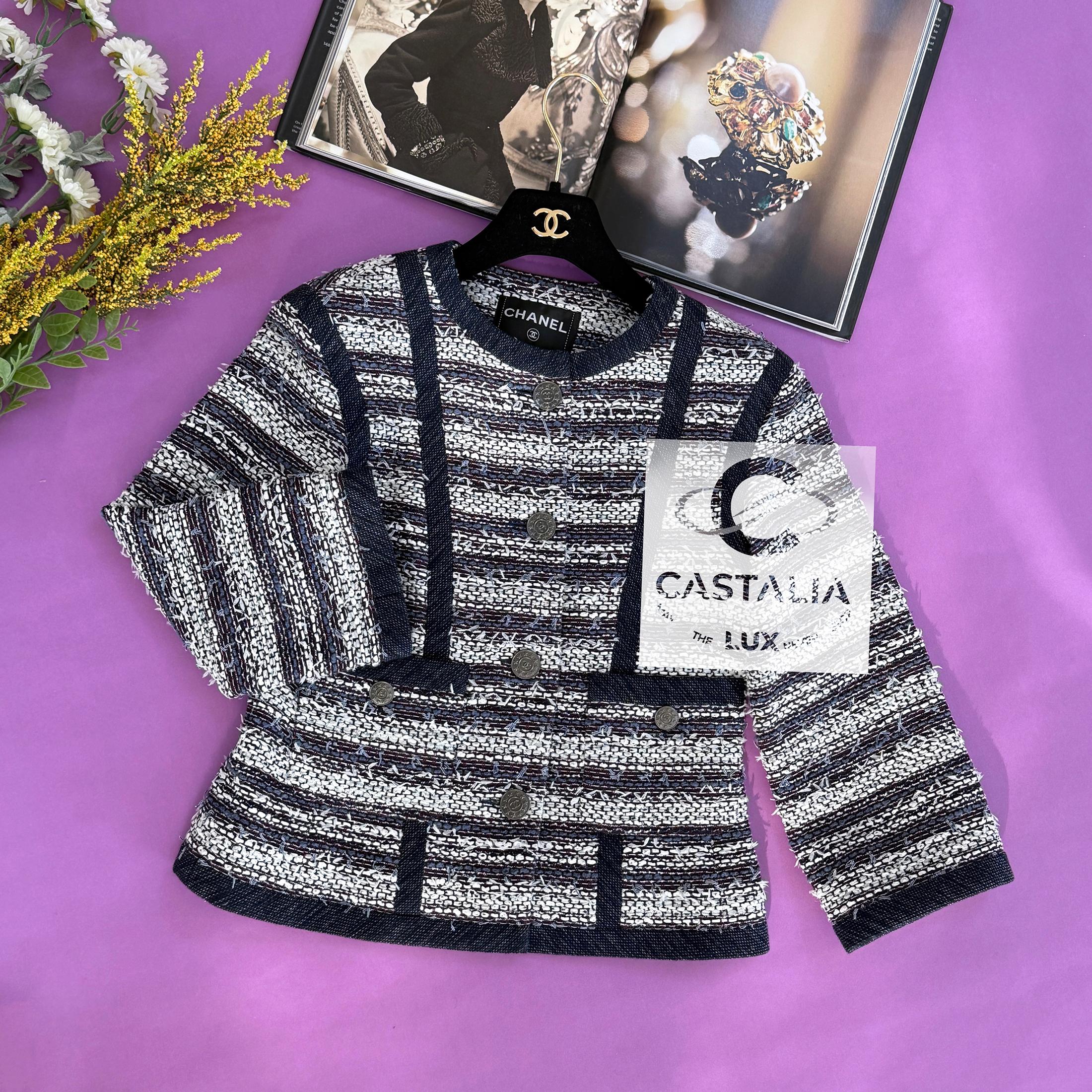 Chanel Paris / Singapore CC Star Buttons Tweed Jacket 36 FR In Excellent Condition For Sale In Dubai, AE