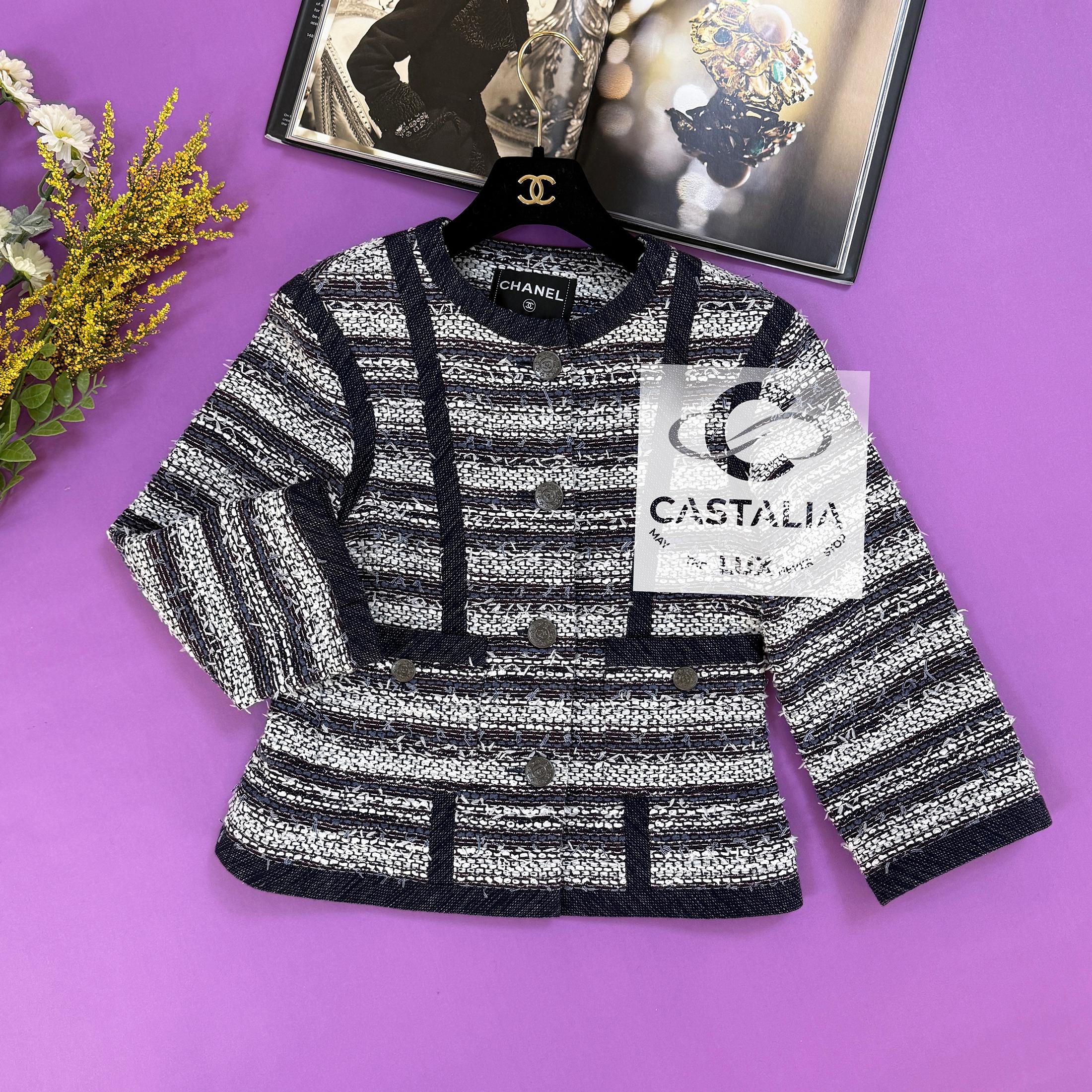 Chanel Paris / Singapore CC Star Buttons Tweed Jacket 36 FR For Sale 3