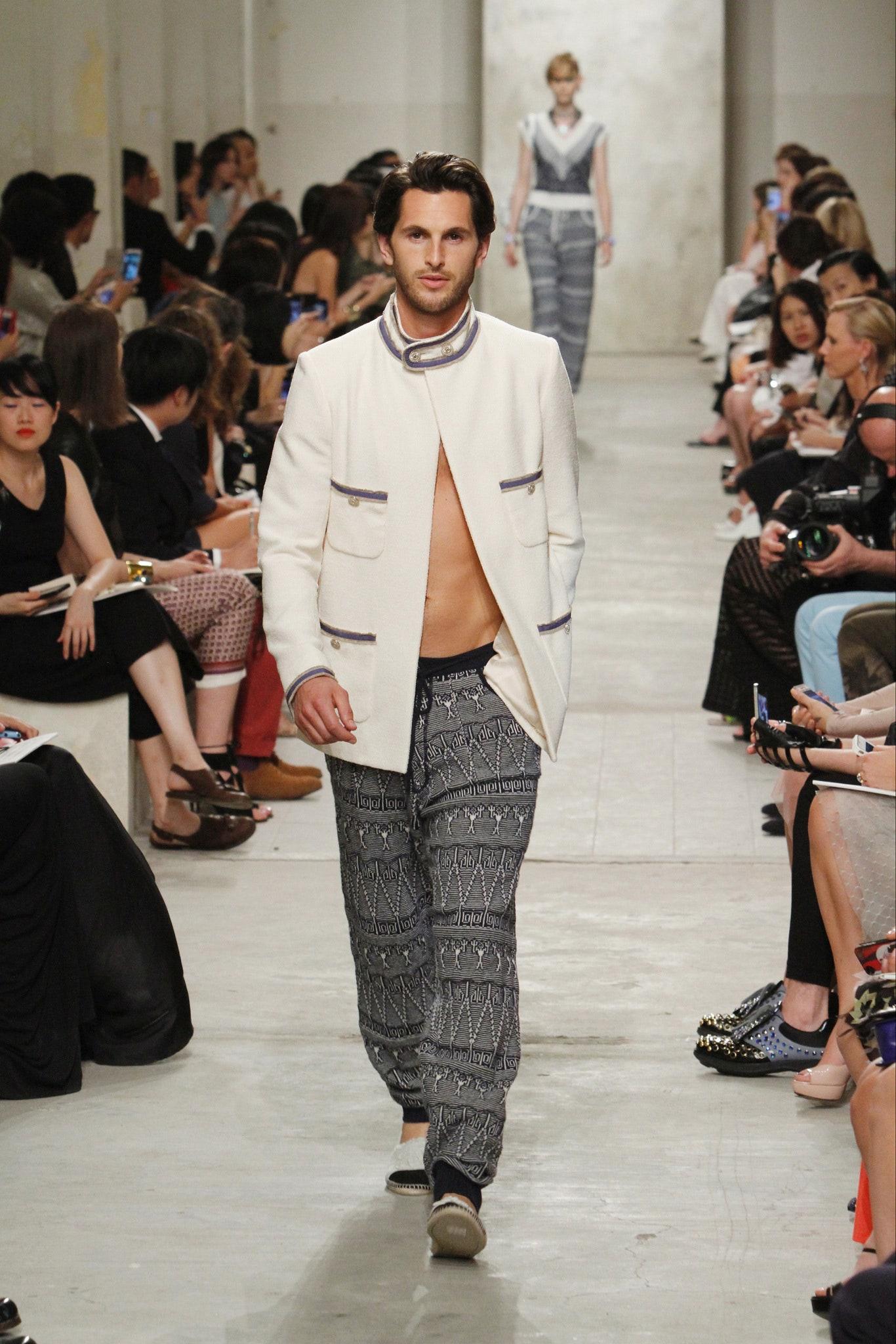 Chanel Paris / Singapur Laufsteg Schwarzer Tweed-Mantel im Zustand „Hervorragend“ in Dubai, AE
