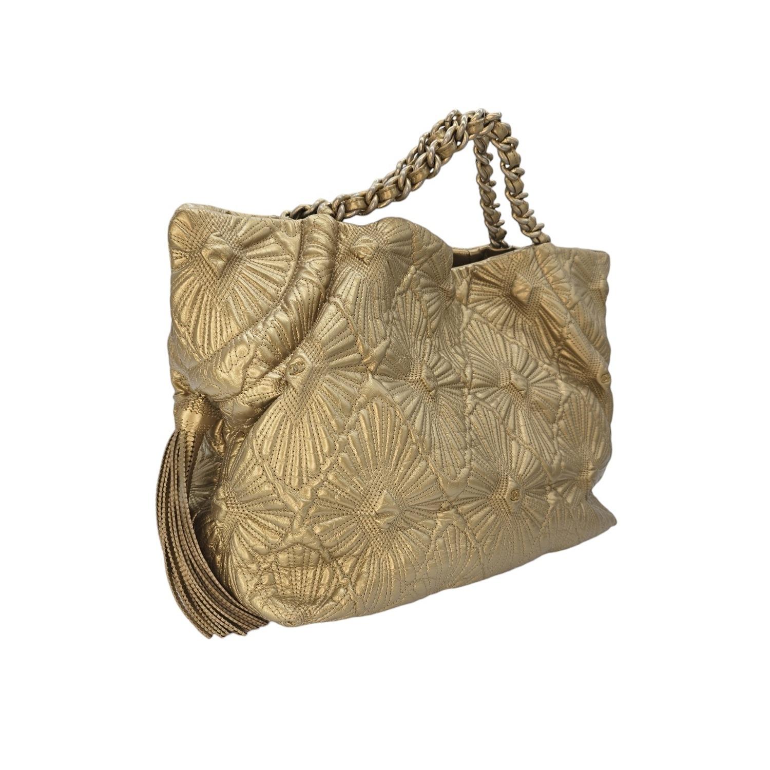 Date un capricho de lujo con nuestro Bolso Chanel París-Venecia Ca D' Oro. De la codiciada Colección Crucero 2010, esta obra maestra fabricada en Italia luce piel acolchada y dos correas de cadena entrelazadas. El elegante cierre a presión magnético
