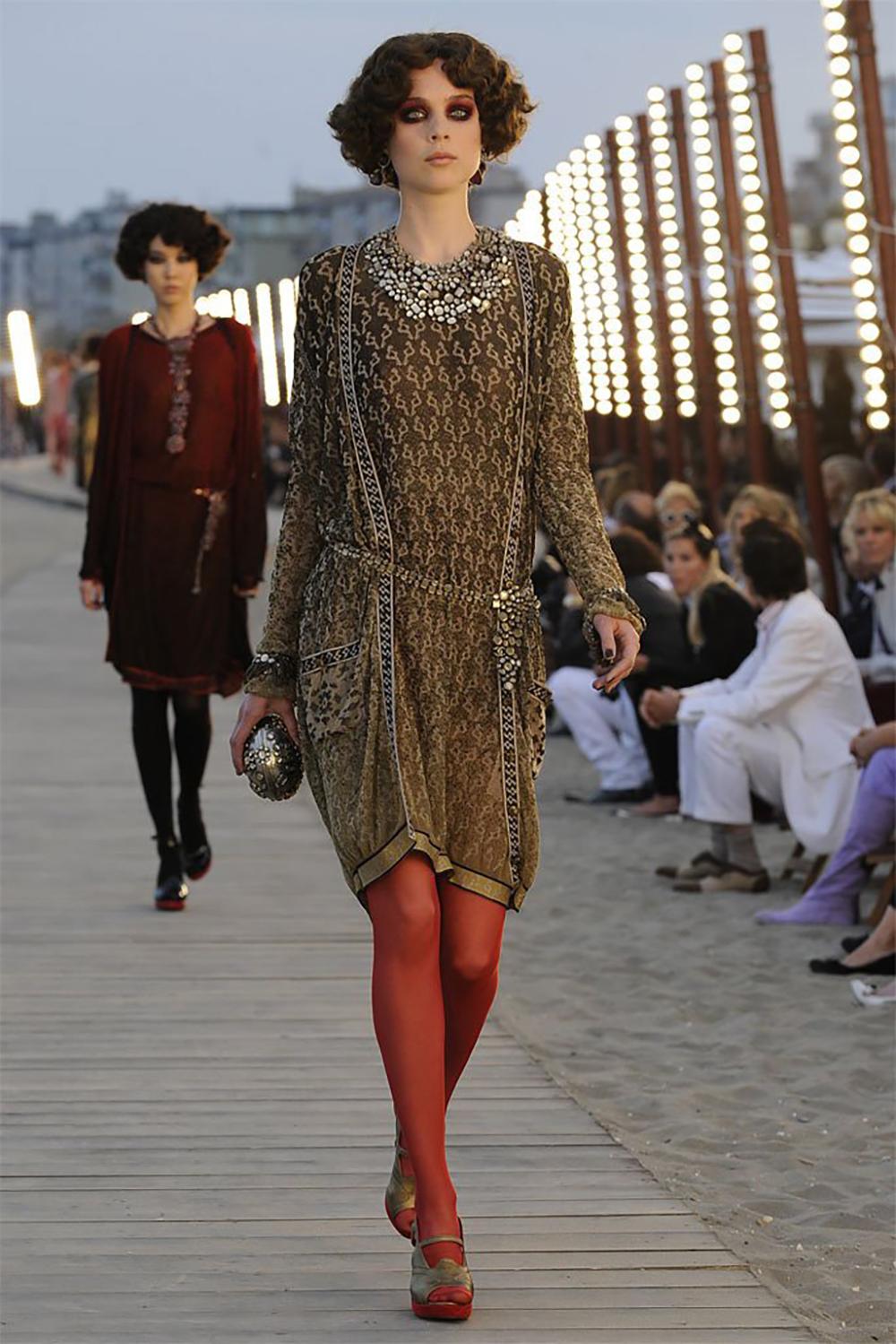 Fabuleuse robe Chanel scintillante avec ceinture de la Collection Cruise Catwalk of Paris / VENICE de M. Karl Lagerfeld.
Taille 40 FR. Condit est en parfait état, sans aucun signe d'usure.
