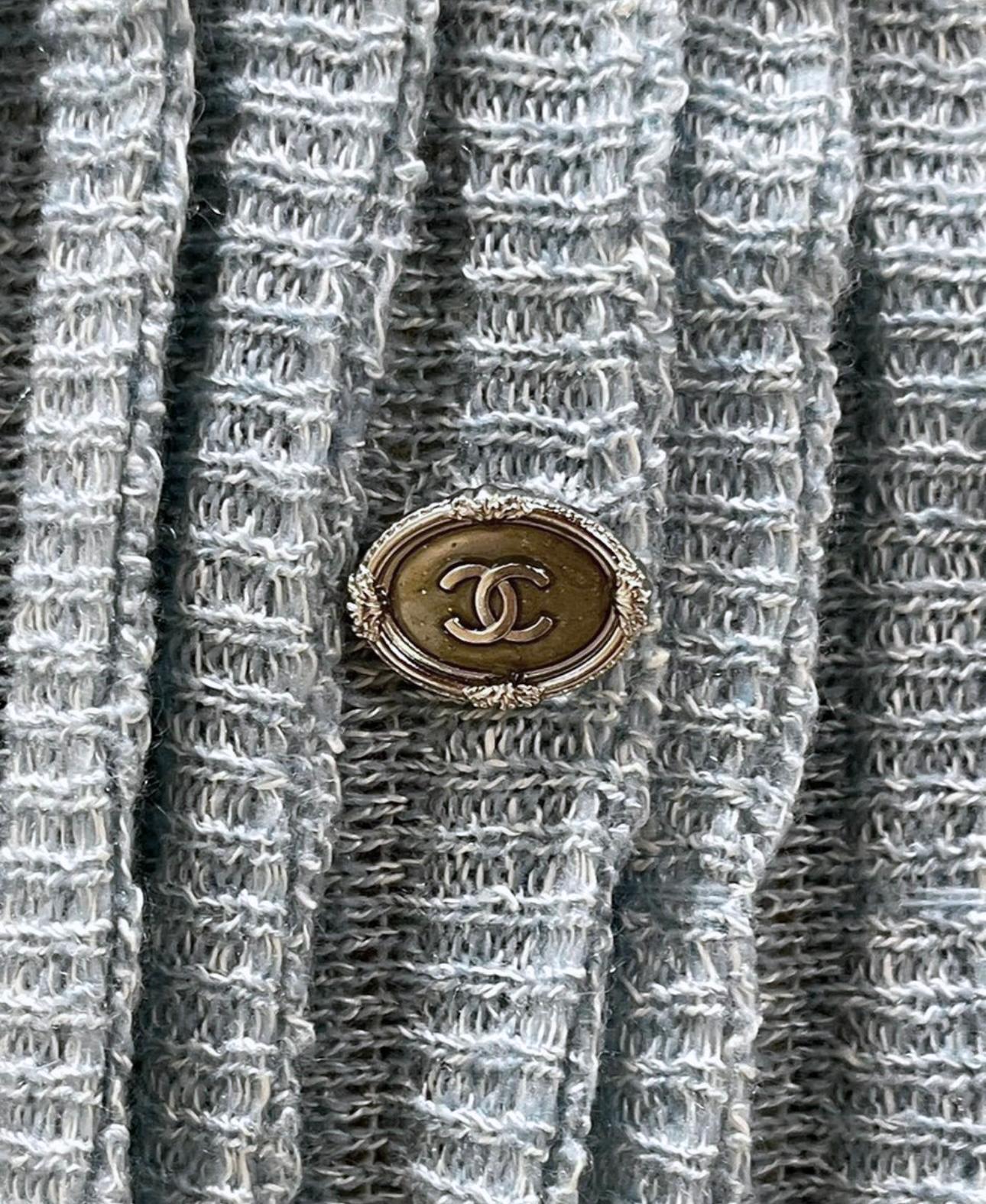 Robe en cachemire bleu à plis baroques de Chanel, collection Paris / VERSAILLES Cruise.
- Breloque du logo CC à la taille
Taille 34 FR. État impeccable.