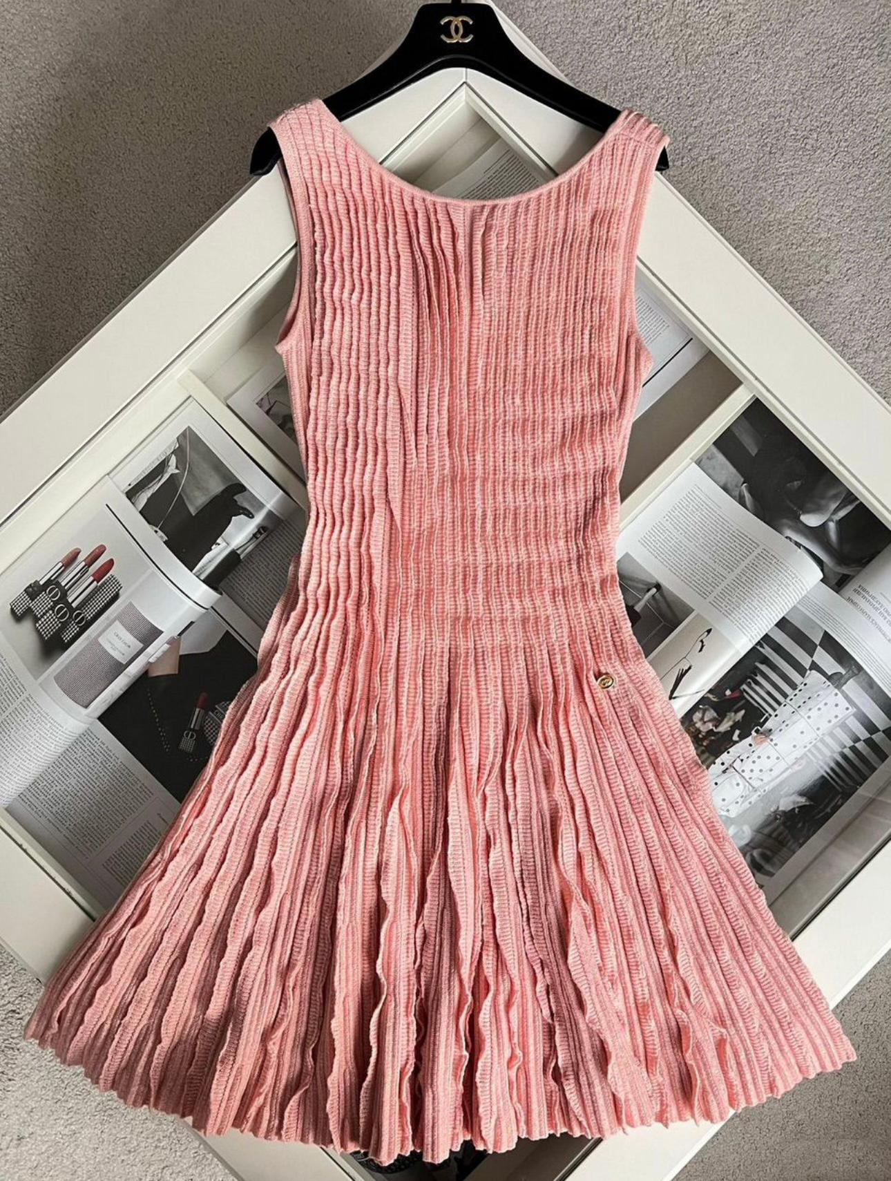Chanel pastel pink cashmere dress featuring baroque style 'pleats' from Paris / VERSAILLES Cruise Collection.
- CC logo charm at waist.
Size mark 36 FR. Pristine condition.