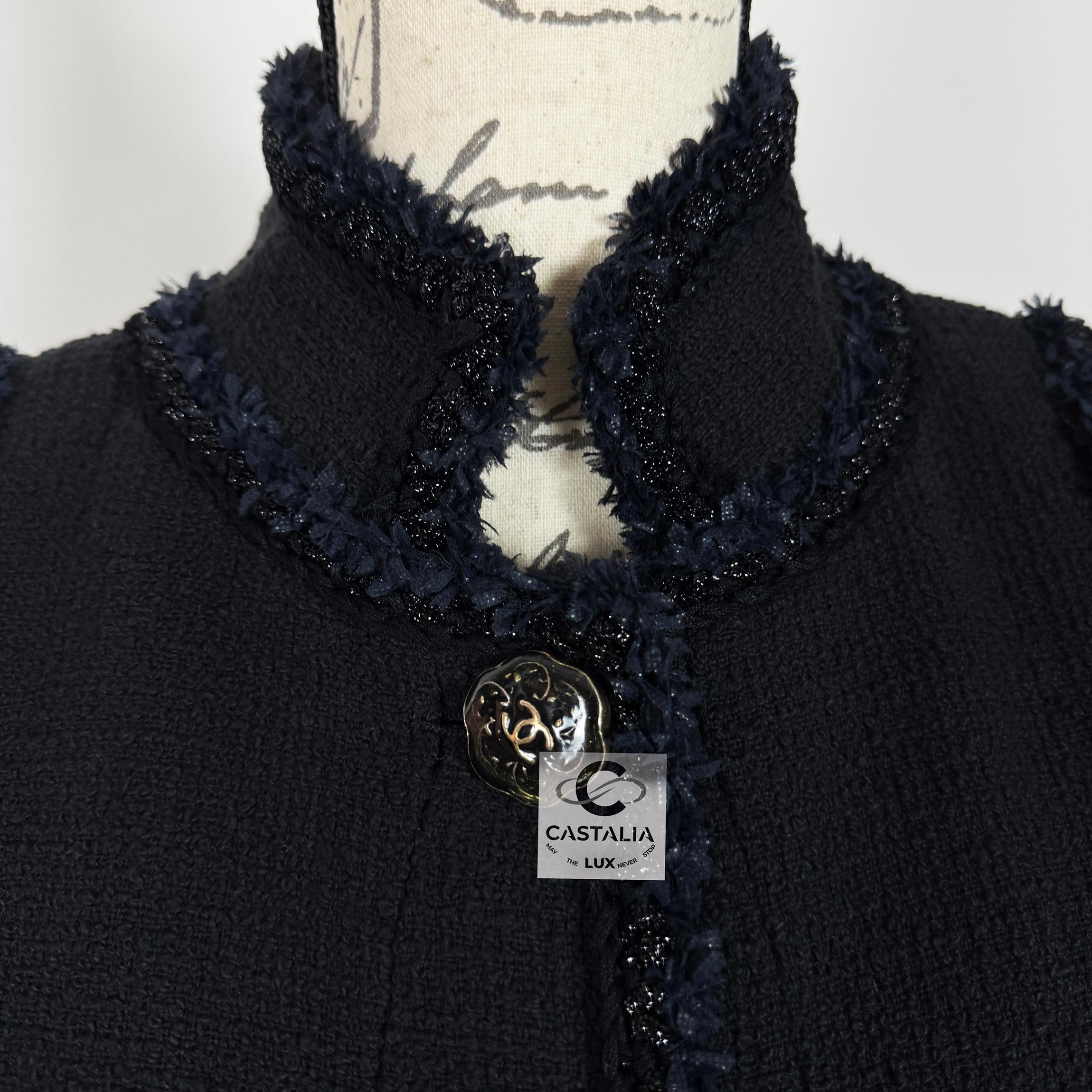 CHANEL Paris / Versailles Iconic Schwarz Tweed Jacke 42 FR im Angebot 9