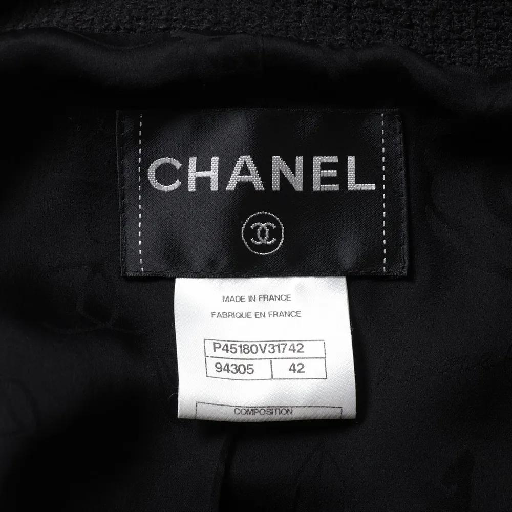 CHANEL Paris / Versailles Iconic Schwarz Tweed Jacke 42 FR im Angebot 14