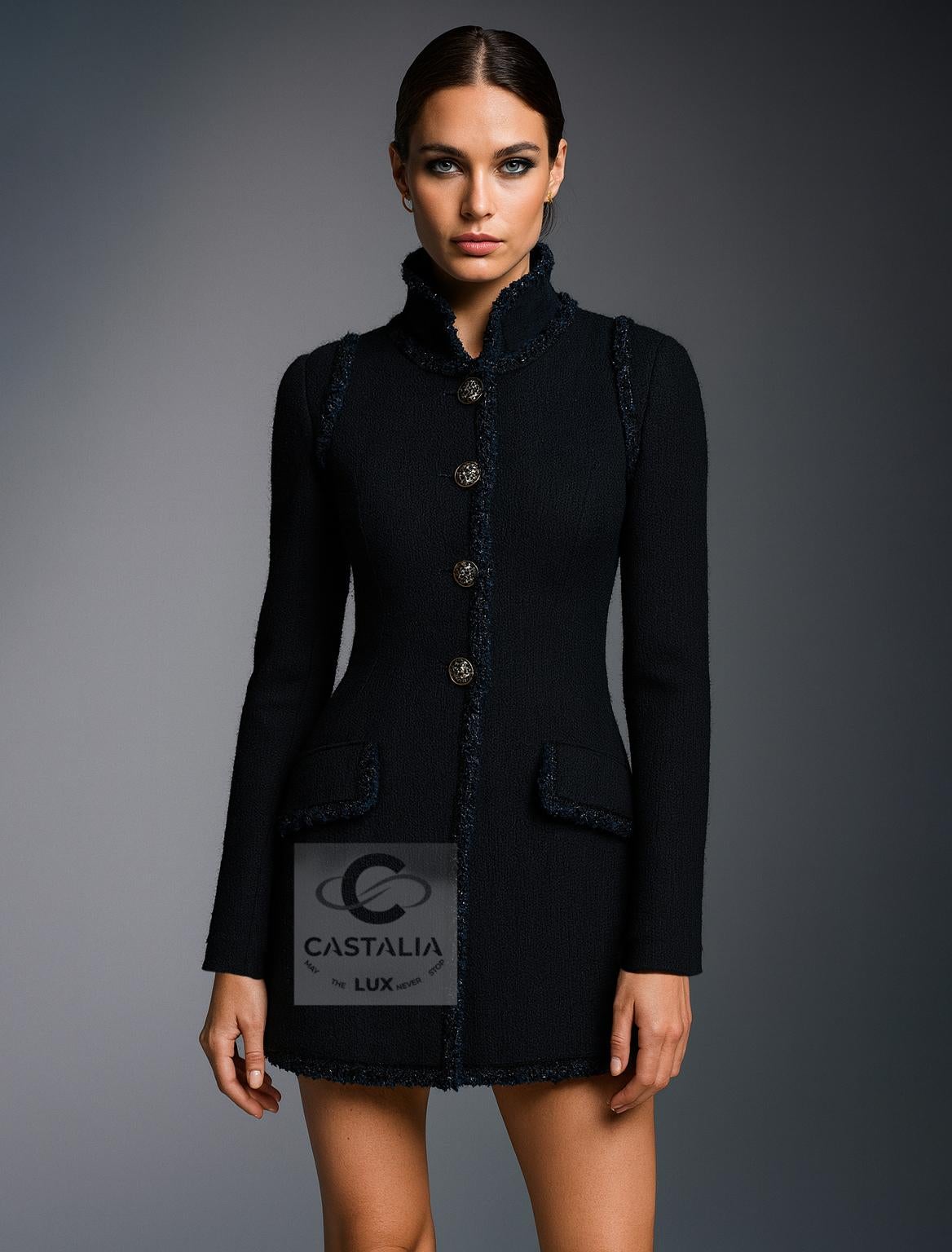 ~ Ein opulentes Zeugnis der barocken Träumerei von Chanel, 
Diese schwarze Tweedjacke aus der Paris / VERSAILLES Cruise Collection verkörpert die Grandeur der französischen Höfe mit souveräner Anmut.

~ Ein zeitloses Investitionsobjekt, das