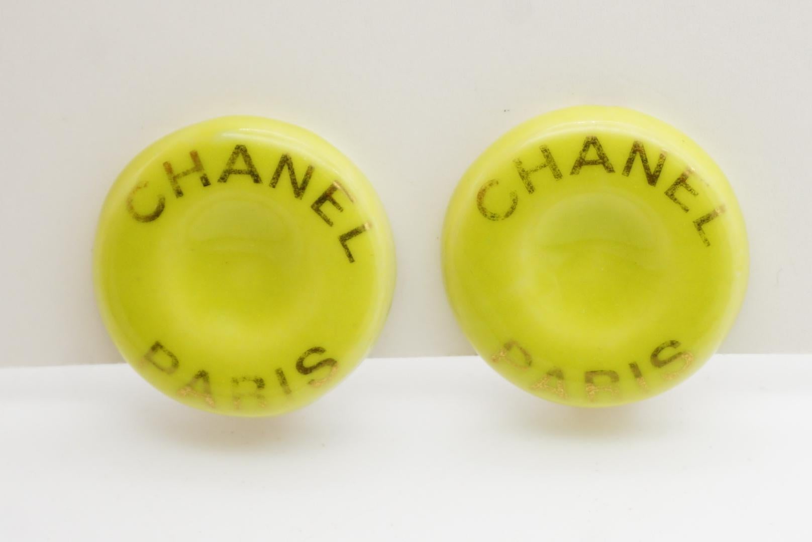 CHANEL Paris Vintage 1997 Logo Keramik Gras Grün Kreis Runde Clip Ohrringe im Angebot 6