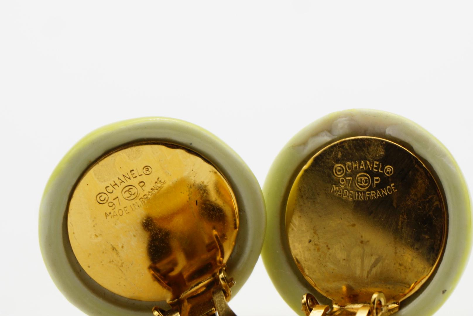 CHANEL París Vintage 1997 Logotipo Pendientes de cerámica verde hierba Círculo Clip Redondo en venta 8