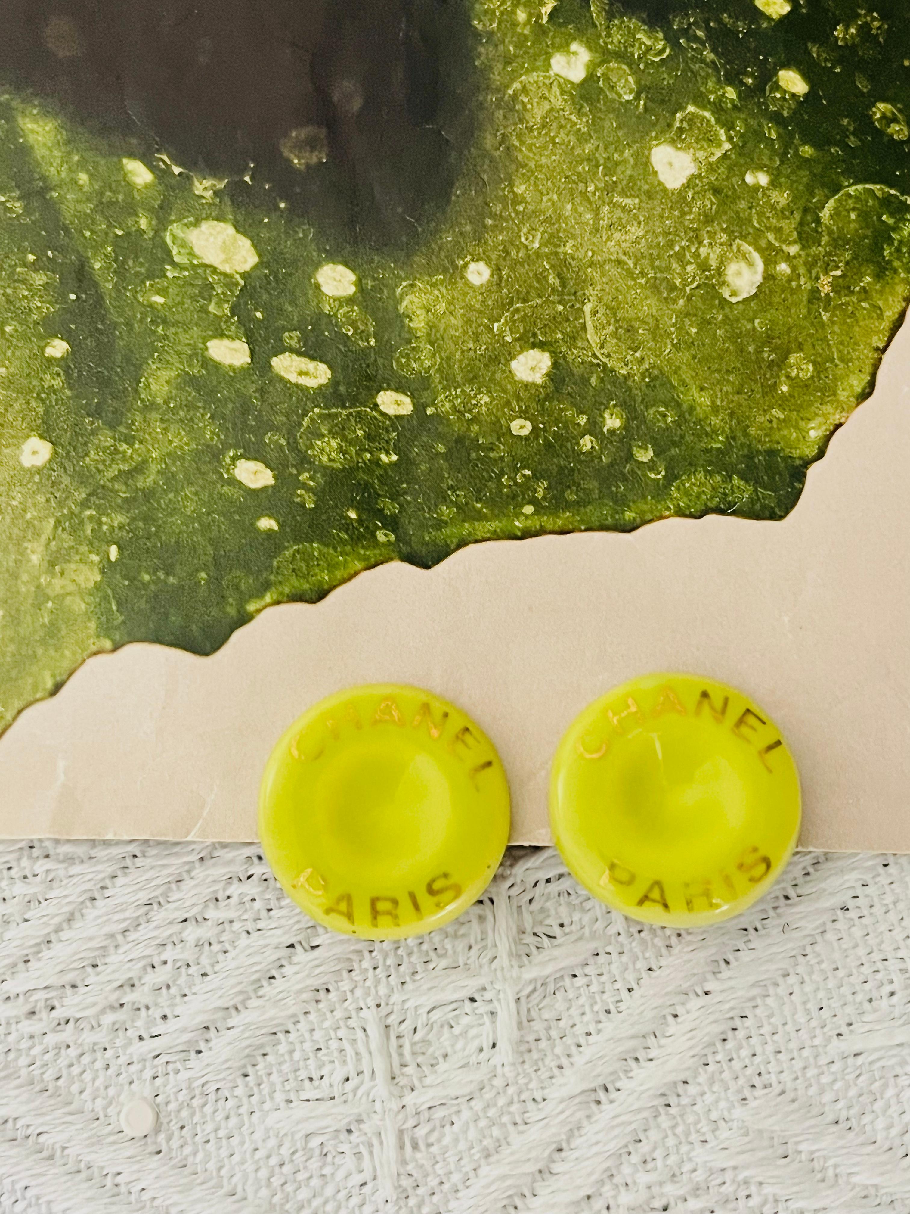 CHANEL París Vintage 1997 Logotipo Pendientes de cerámica verde hierba Círculo Clip Redondo Art Decó en venta