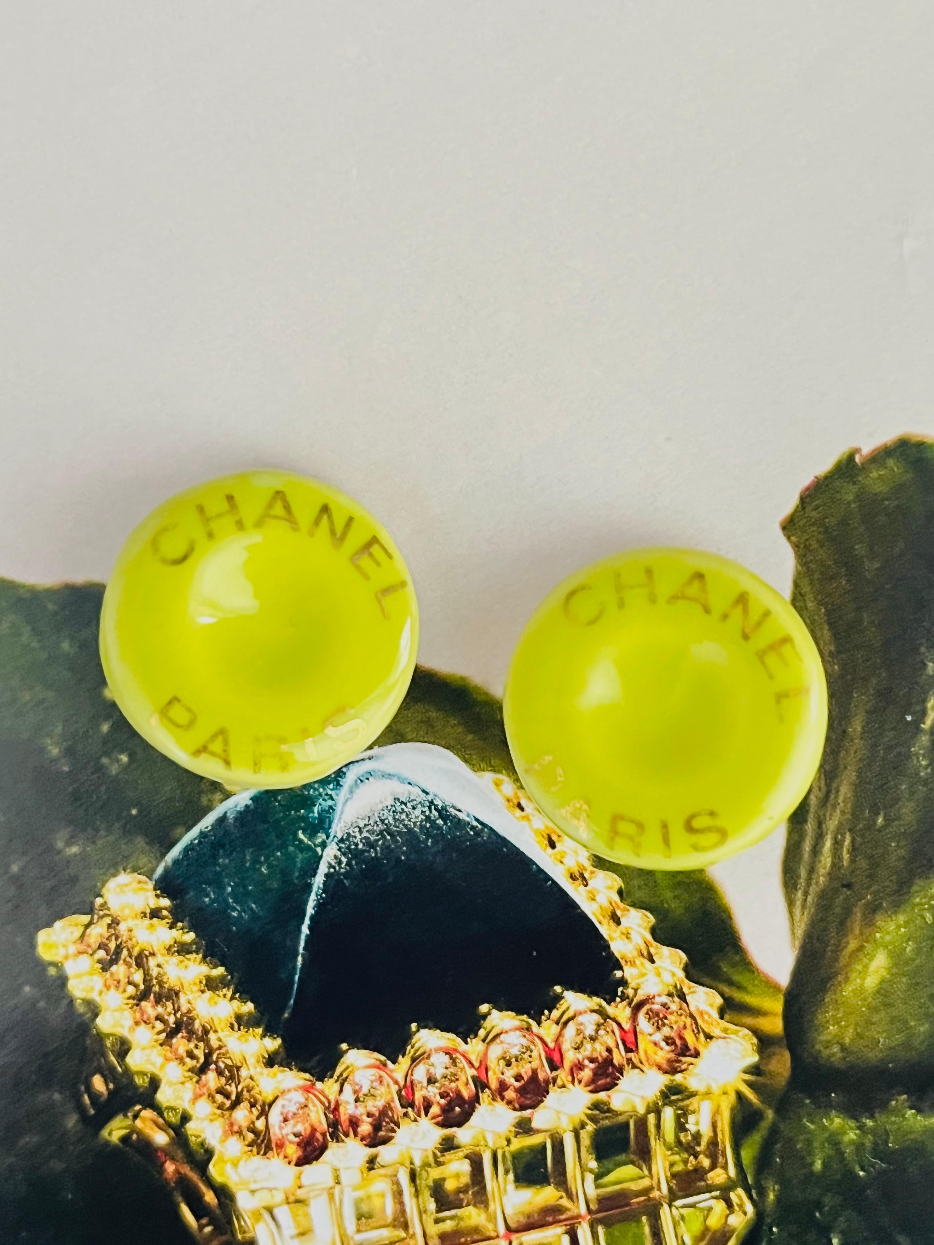 CHANEL Paris Vintage 1997 Logo Keramik Gras Grün Kreis Runde Clip Ohrringe (Art déco) im Angebot