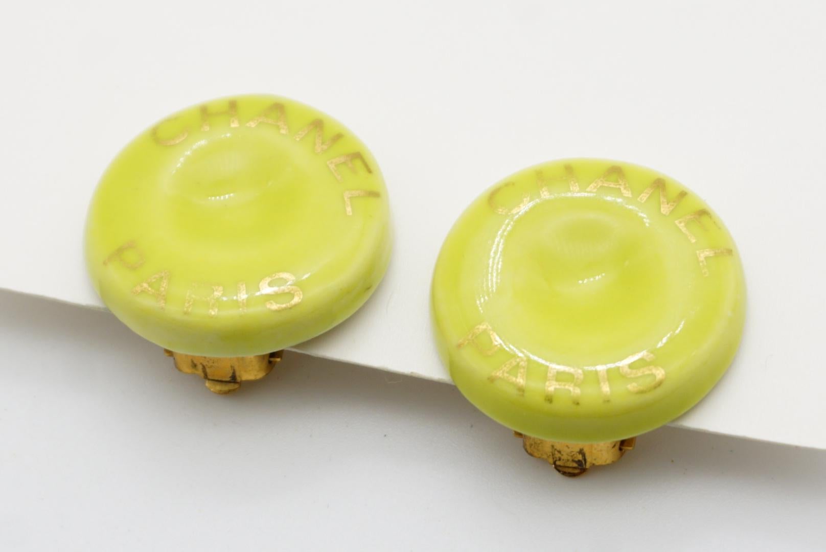 CHANEL París Vintage 1997 Logotipo Pendientes de cerámica verde hierba Círculo Clip Redondo en venta 2