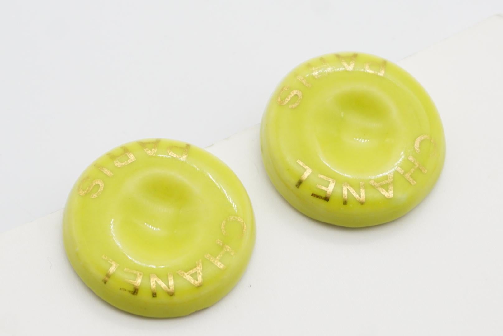 CHANEL París Vintage 1997 Logotipo Pendientes de cerámica verde hierba Círculo Clip Redondo en venta 3