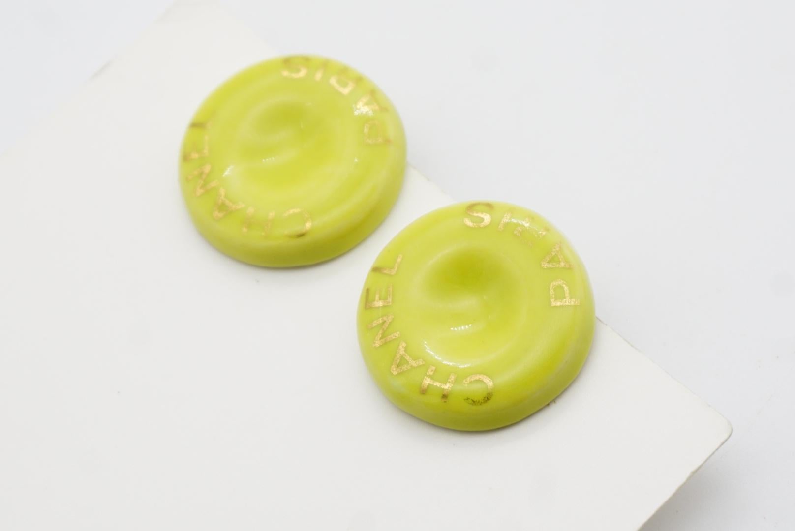 CHANEL París Vintage 1997 Logotipo Pendientes de cerámica verde hierba Círculo Clip Redondo en venta 4