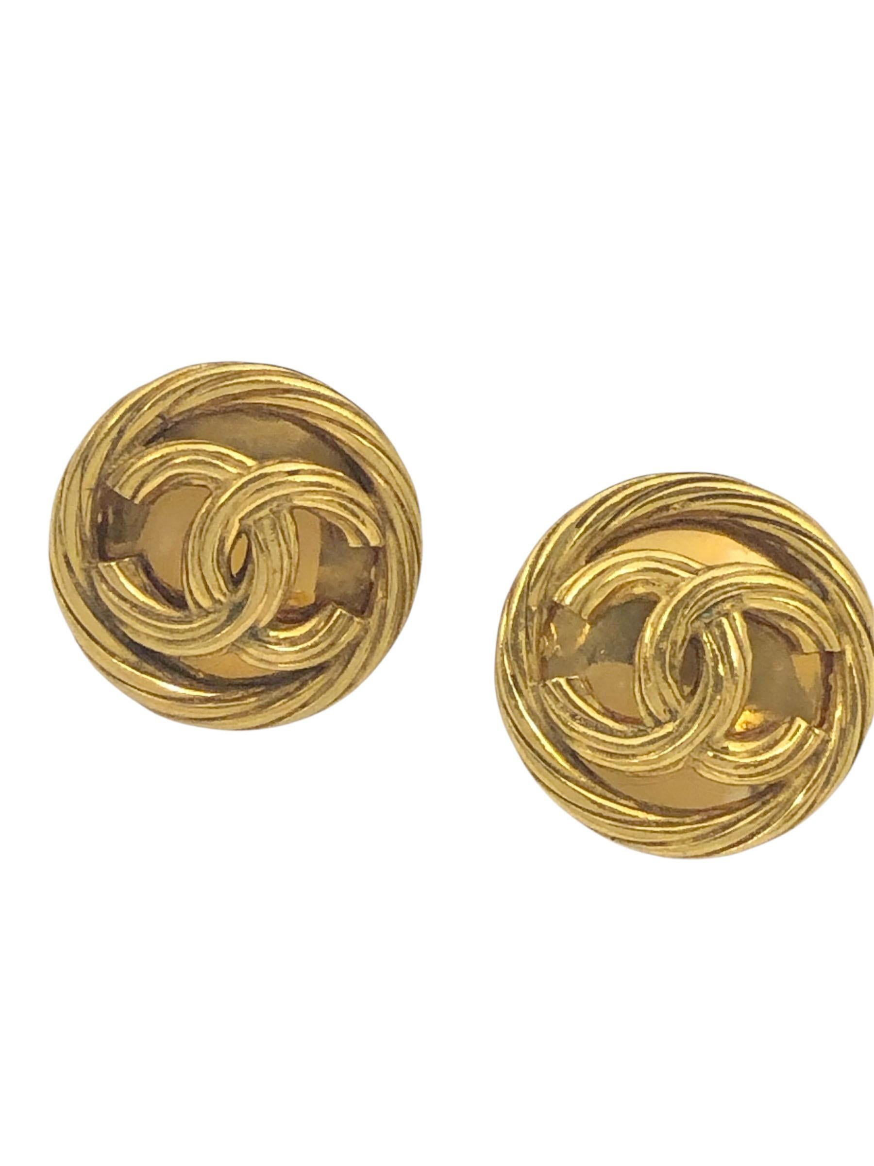 Chanel Paris vintage Classic CC and Mabe Pearl clip Earrings For Sale 1
