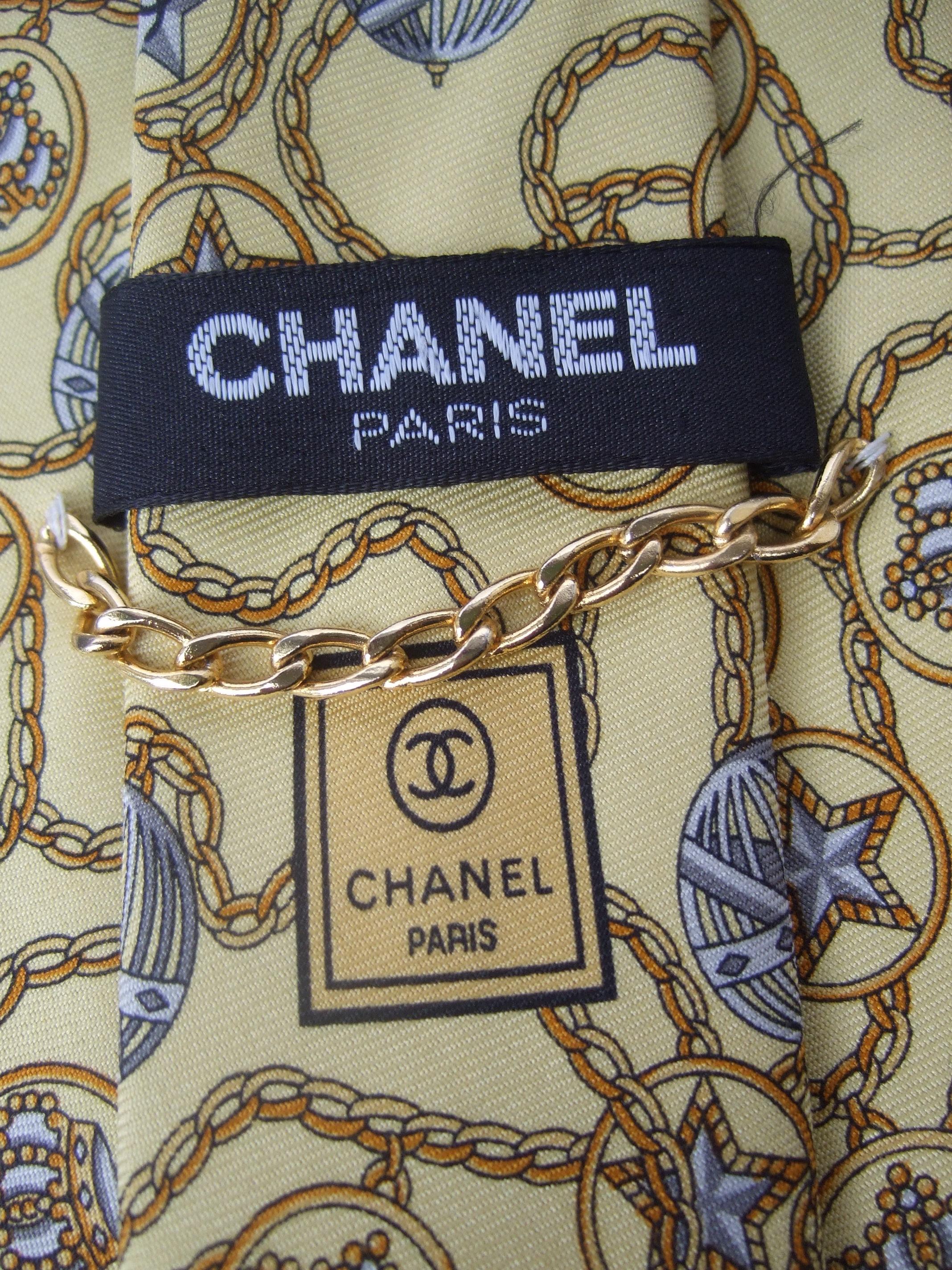 Chanel Paris, cravatta italiana in seta gialla con stelle, corone e globi, anni '90, C.C. in vendita 5