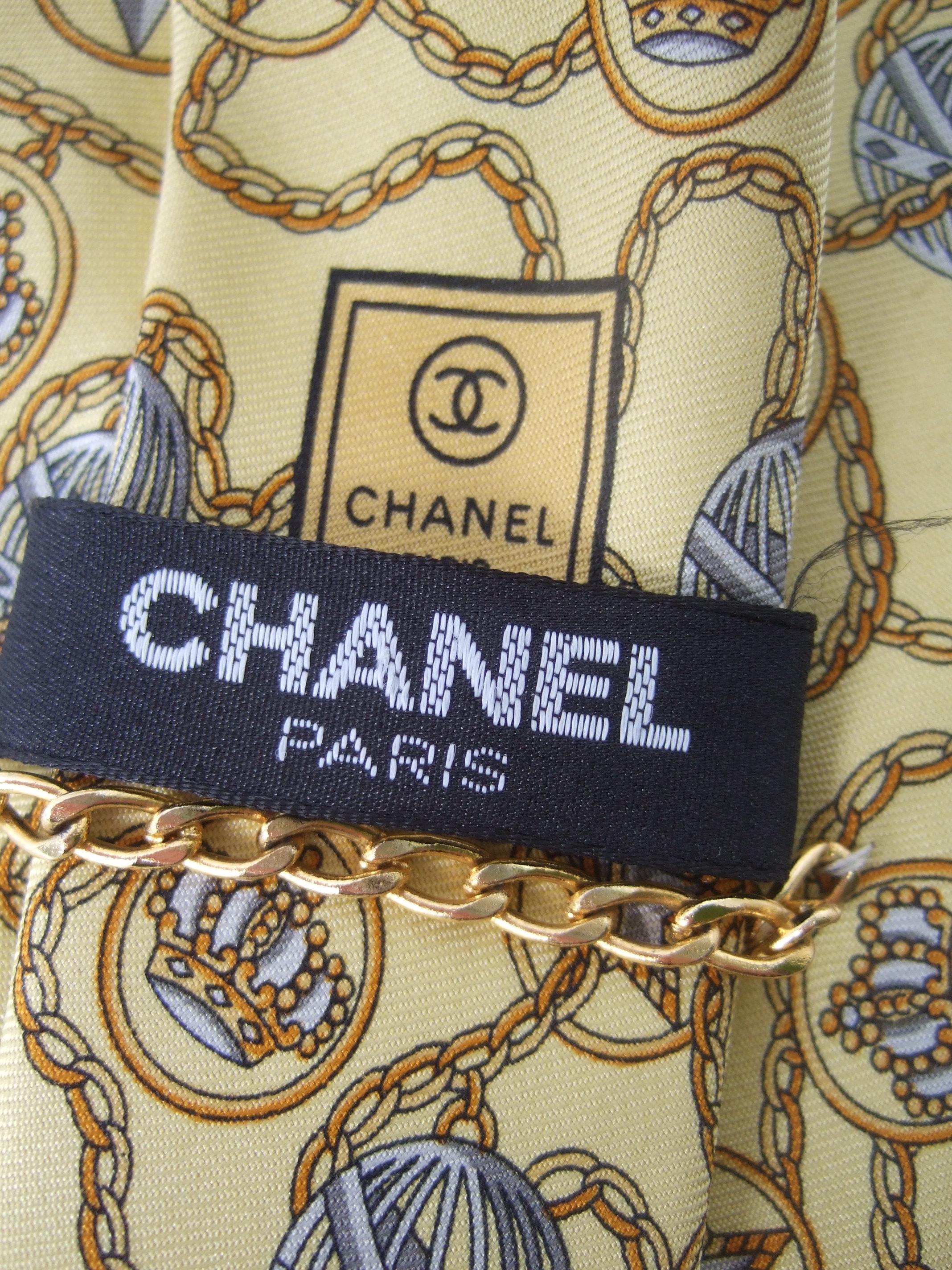 Chanel Paris, cravatta italiana in seta gialla con stelle, corone e globi, anni '90, C.C. In condizioni buone in vendita a University City, MO