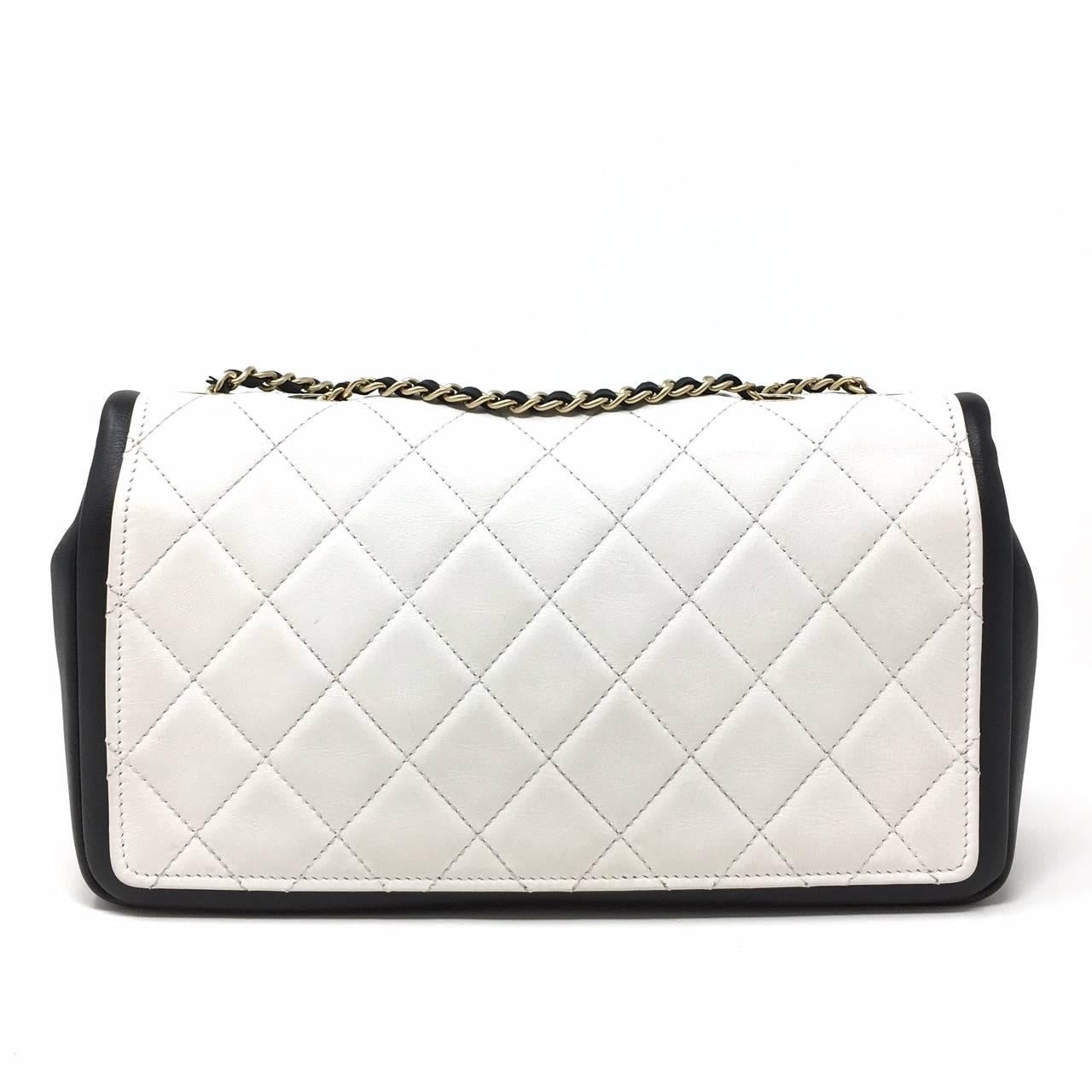 Chanel Paris 
Timeless Bag 
Lambskin Leather Double Color Black and White
Hdw Gold Matt 
Year 2015
Dim. 26 x 15 x 5,5 cm 
Perfect Conditions