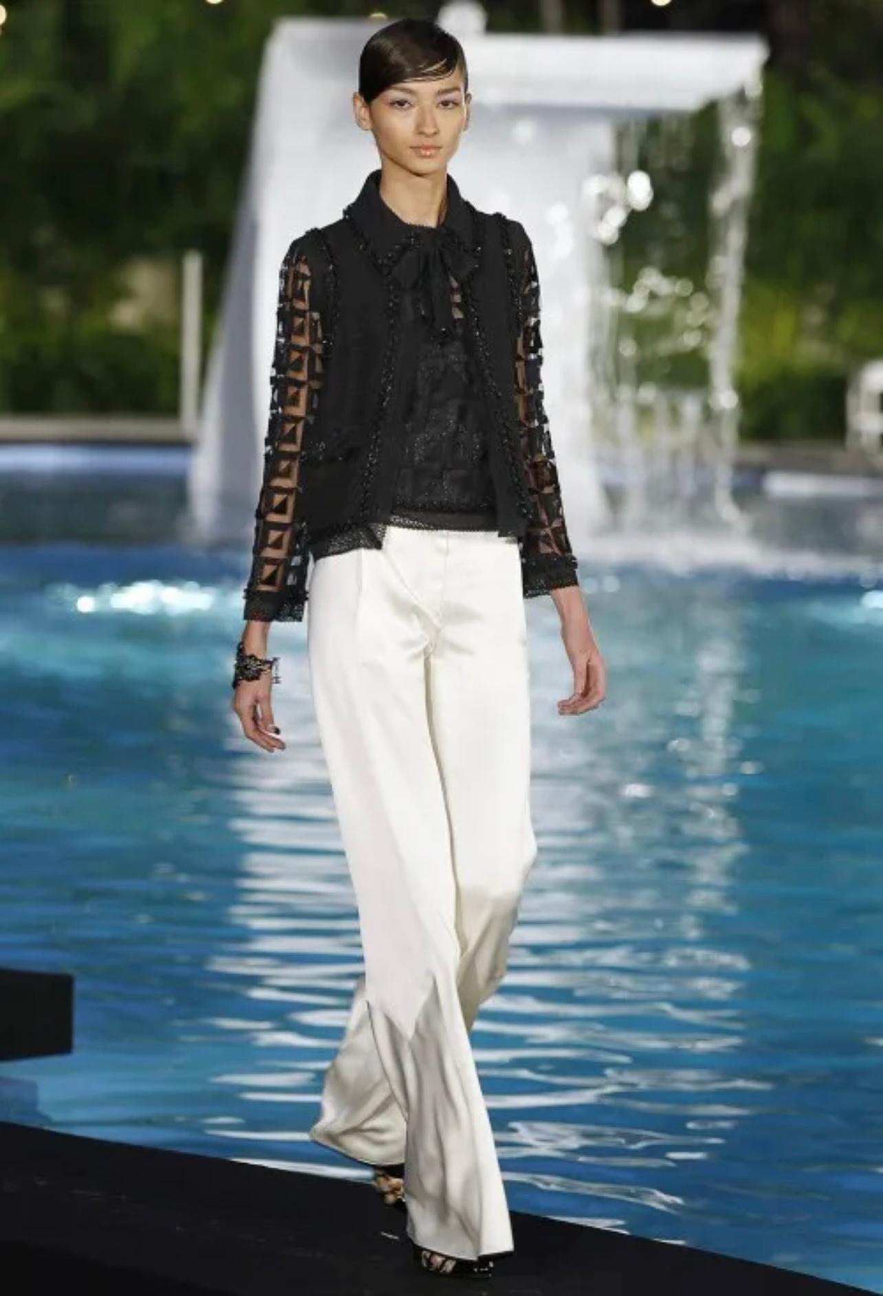 Magnifique veste en tweed noir de Chanel issue de la collection Runway of Paris / MIAMI Cruise de M. Karl Lagerfeld.
Pièce rare et de collection !
Taille 40 FR / Etat : jamais porté
- en tweed noir Lesage, orné de perles artisanales sur les bords
-