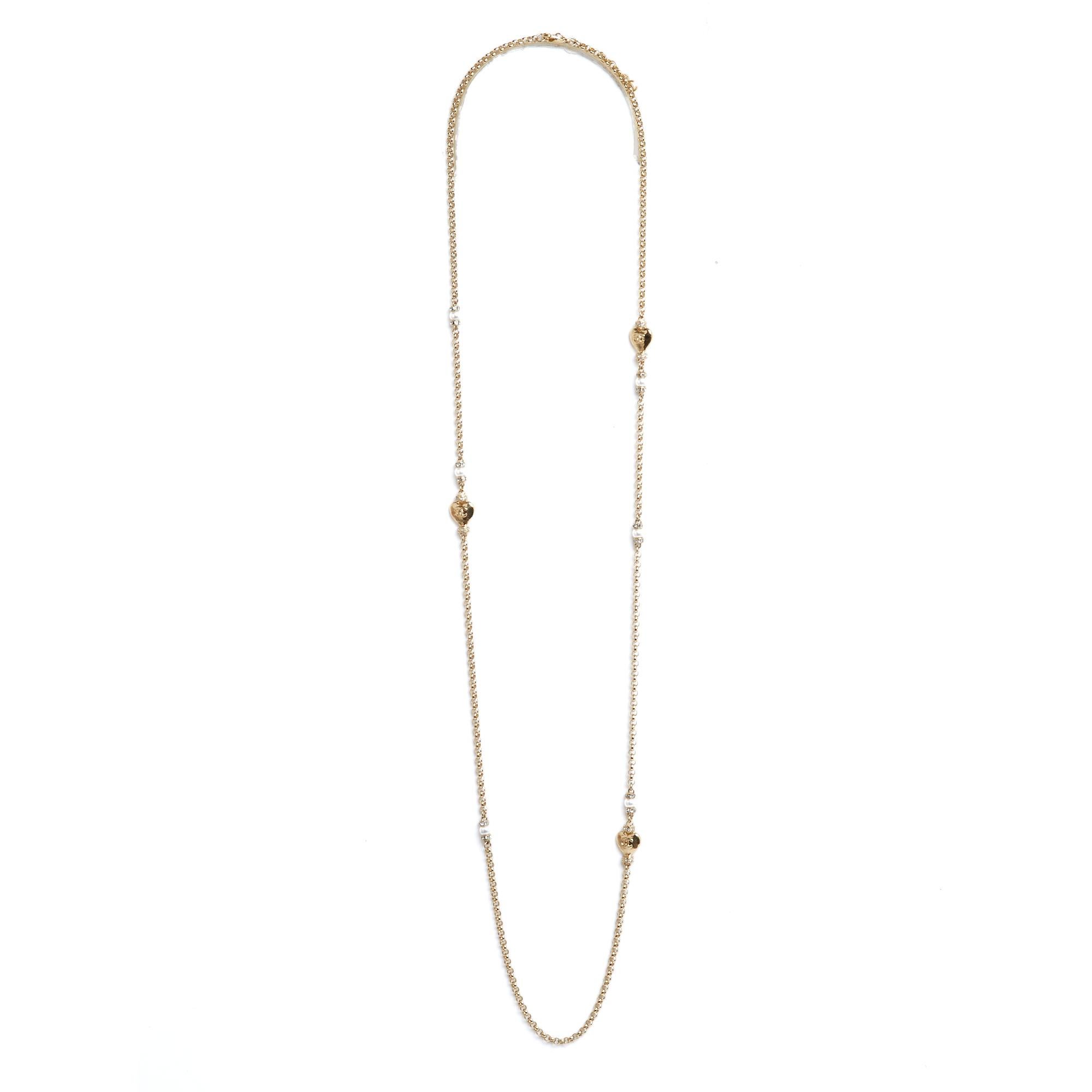 Conjunto Chanel de la colección AH2024, compuesto por un collar sautoir de cadena de jaserón intercalado con pequeñas perlas de fantasía y brillantes y pequeños corazones con el logotipo CC y coronados con brillantes, que se cierra con un broche de