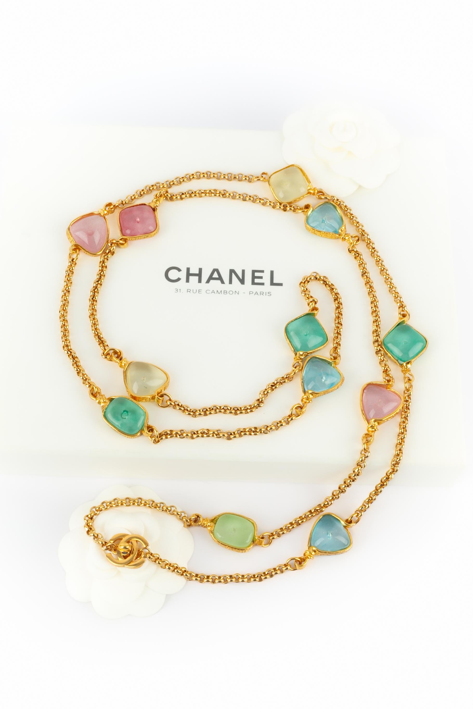 CHANEL - (Made in France) Langes goldenes Metallcollier mit bunten Glaspastelementen. Spring-Summer Collection 1996 unter der künstlerischen Leitung von Karl Lagerfeld.

Bedingung:
Sehr guter Zustand

Abmessungen:
Länge: 165 cm

SKU:CB199