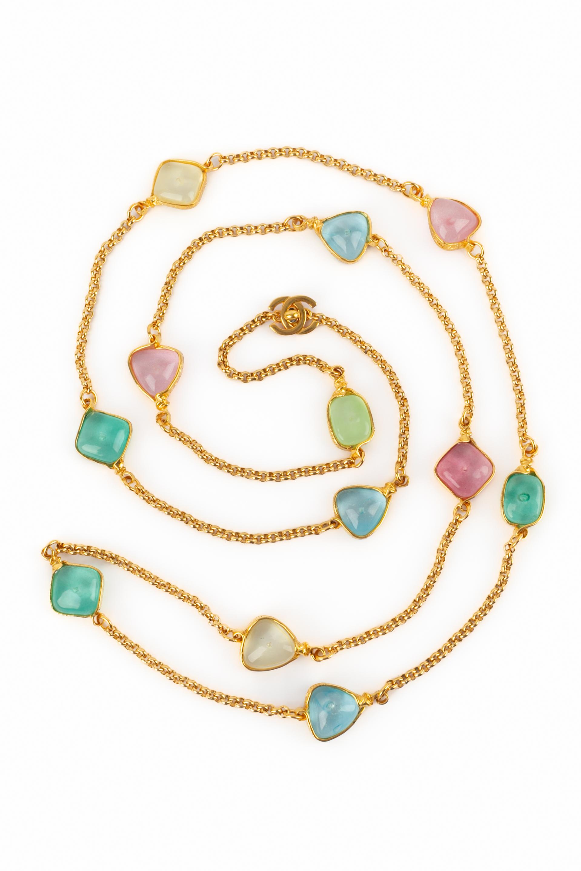 Chanel pastellfarbenes Collier Frühjahr 1996 im Zustand „Hervorragend“ im Angebot in SAINT-OUEN-SUR-SEINE, FR