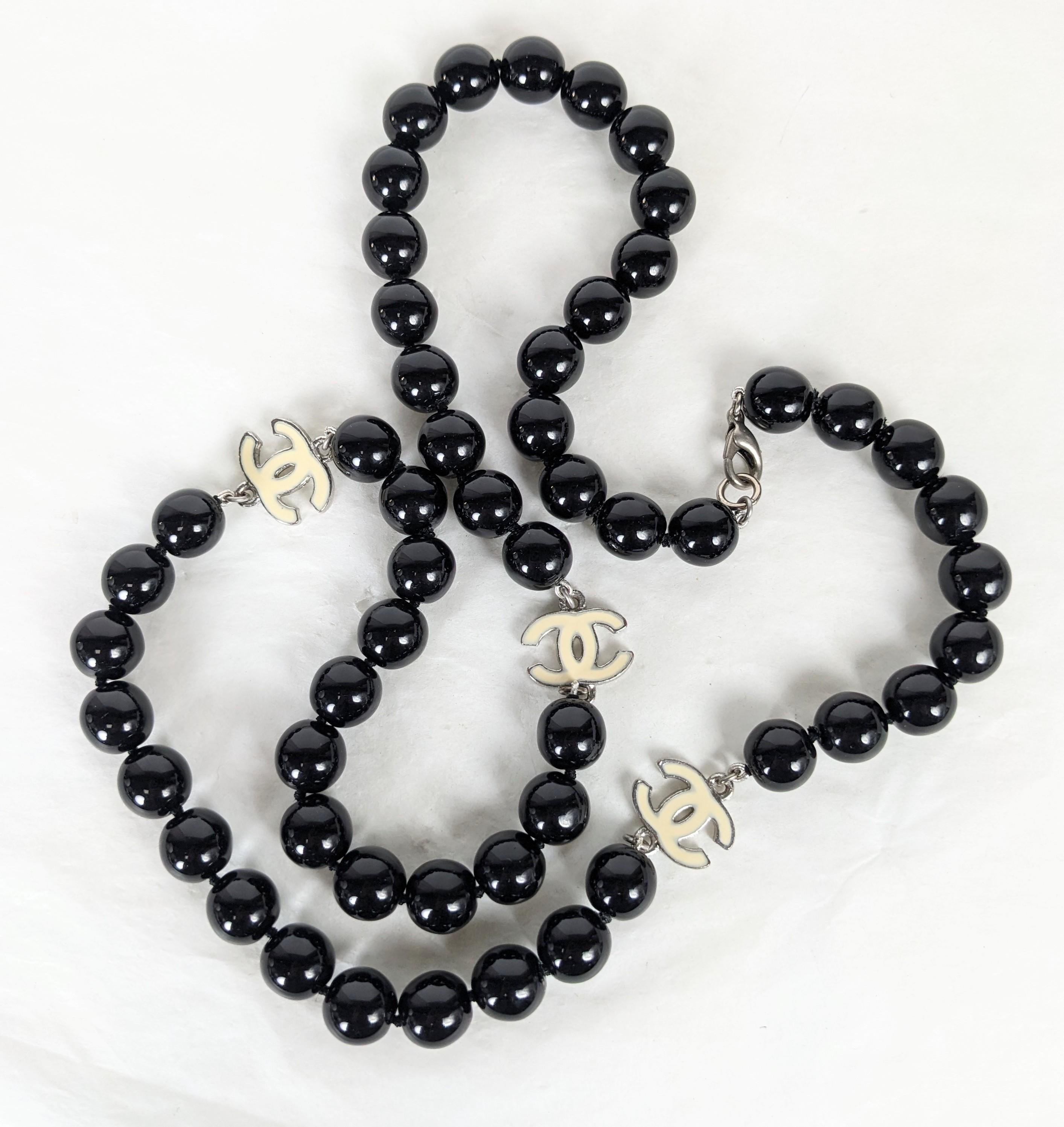 Chanel Pate de Verre Jet Perlen Logo Perlen Logo Perlen für Damen oder Herren im Angebot