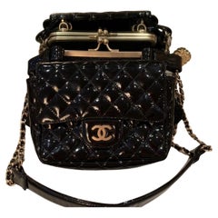 Chanel Borsa nera a tracolla con doppia catena in pizzo e vernice
