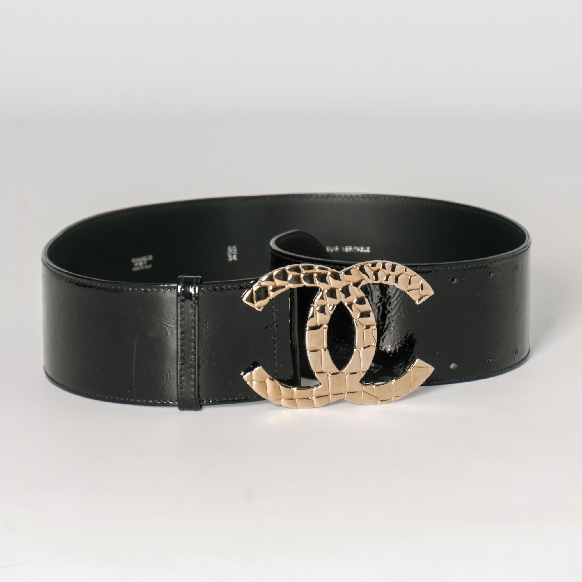 Chanel Patent Black Calfskin CC Wide Belt (85/34) In Excellent Condition For Sale In Montreal, Quebec