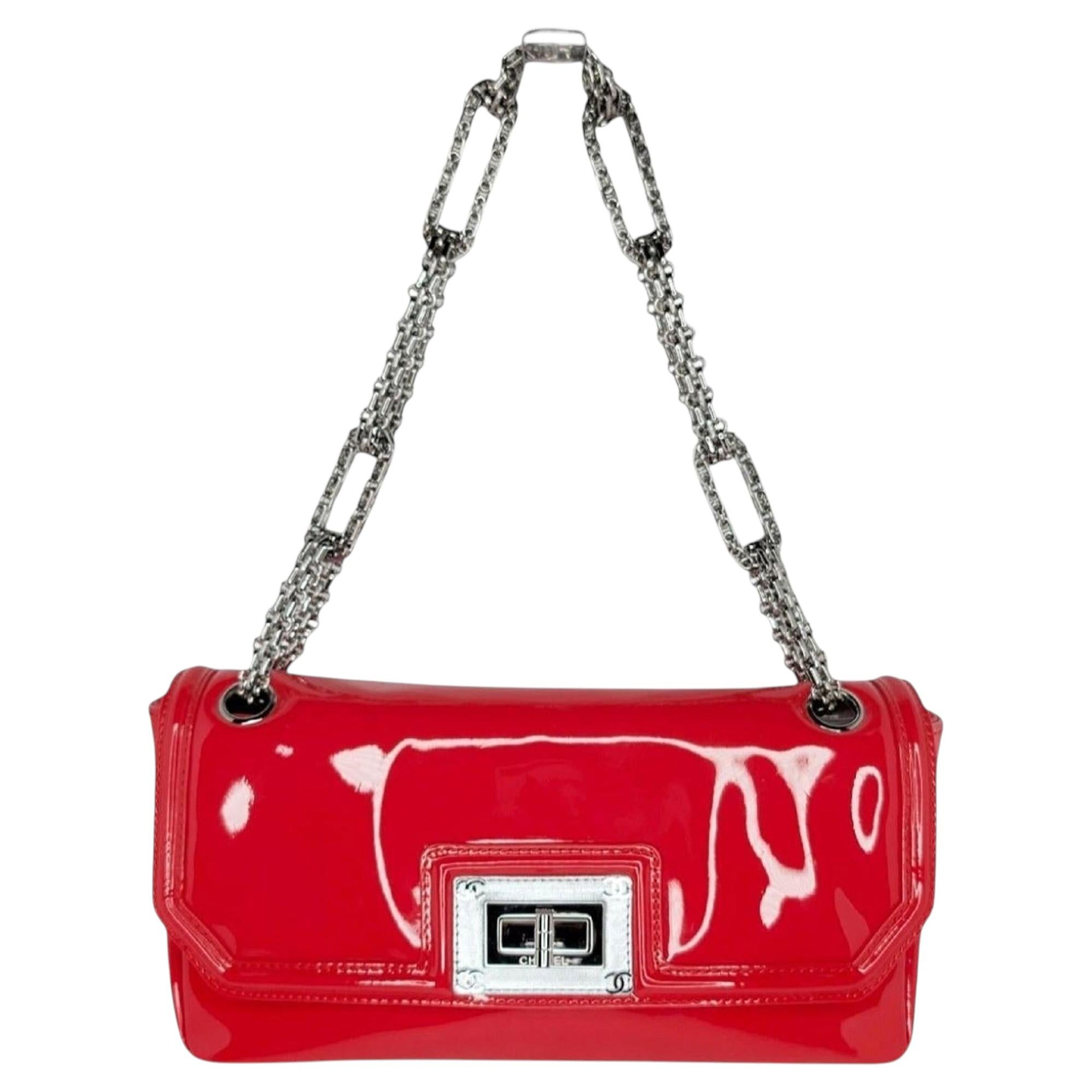 Chanel Borsa Mademoiselle Bijoux in pelle di vitello verniciata con patta a catena