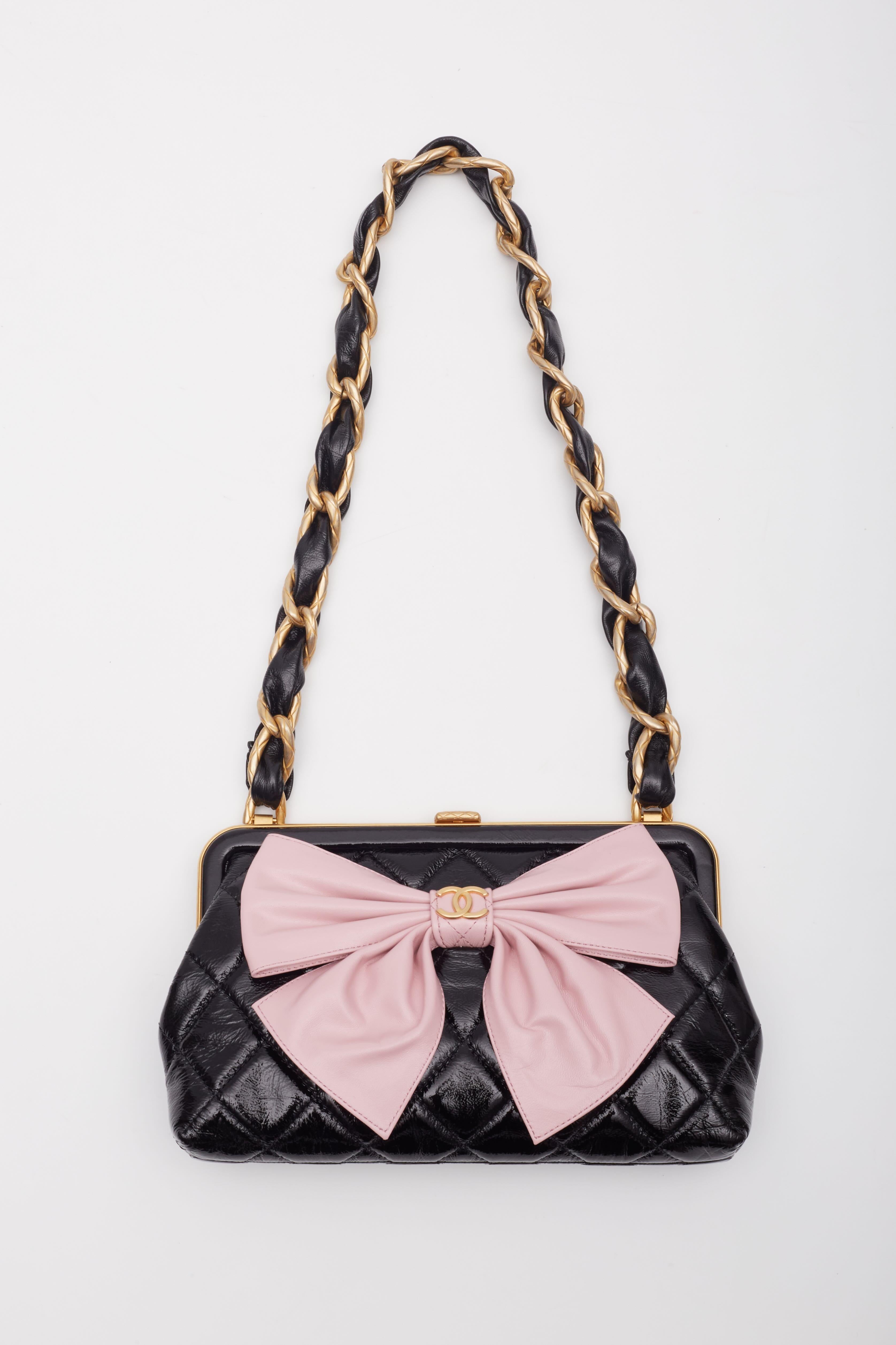Chanel Patent Crumpled Black Lambskin Quilted Clutch Bag In Excellent Condition For Sale In Montreal, Quebec