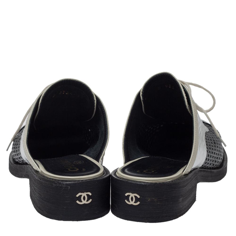 Chanel Patent Leather And Foil Lazer Cut Cuba Cruise Oxford Mules Size 39.5 In Good Condition In Dubai, Al Qouz 2