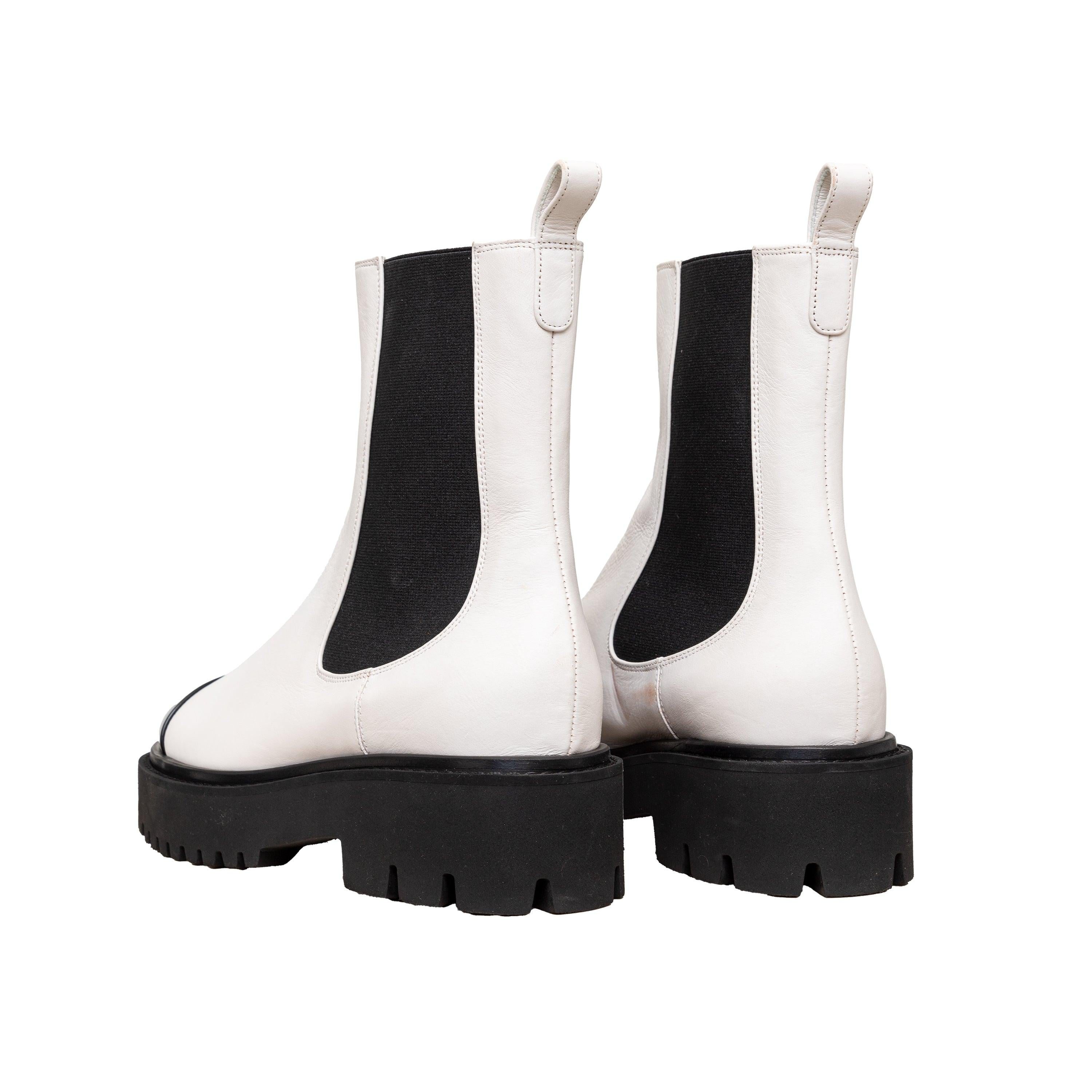 Ti presentiamo gli stivaletti in vernice Chanel della collezione cruise 2022. Questi stivali stile chelsea sono caratterizzati da vernice bianca lucida con eleganti finiture nere e l'iconico logo CC intrecciato sulla punta. 
 Osservazioni: C'è una