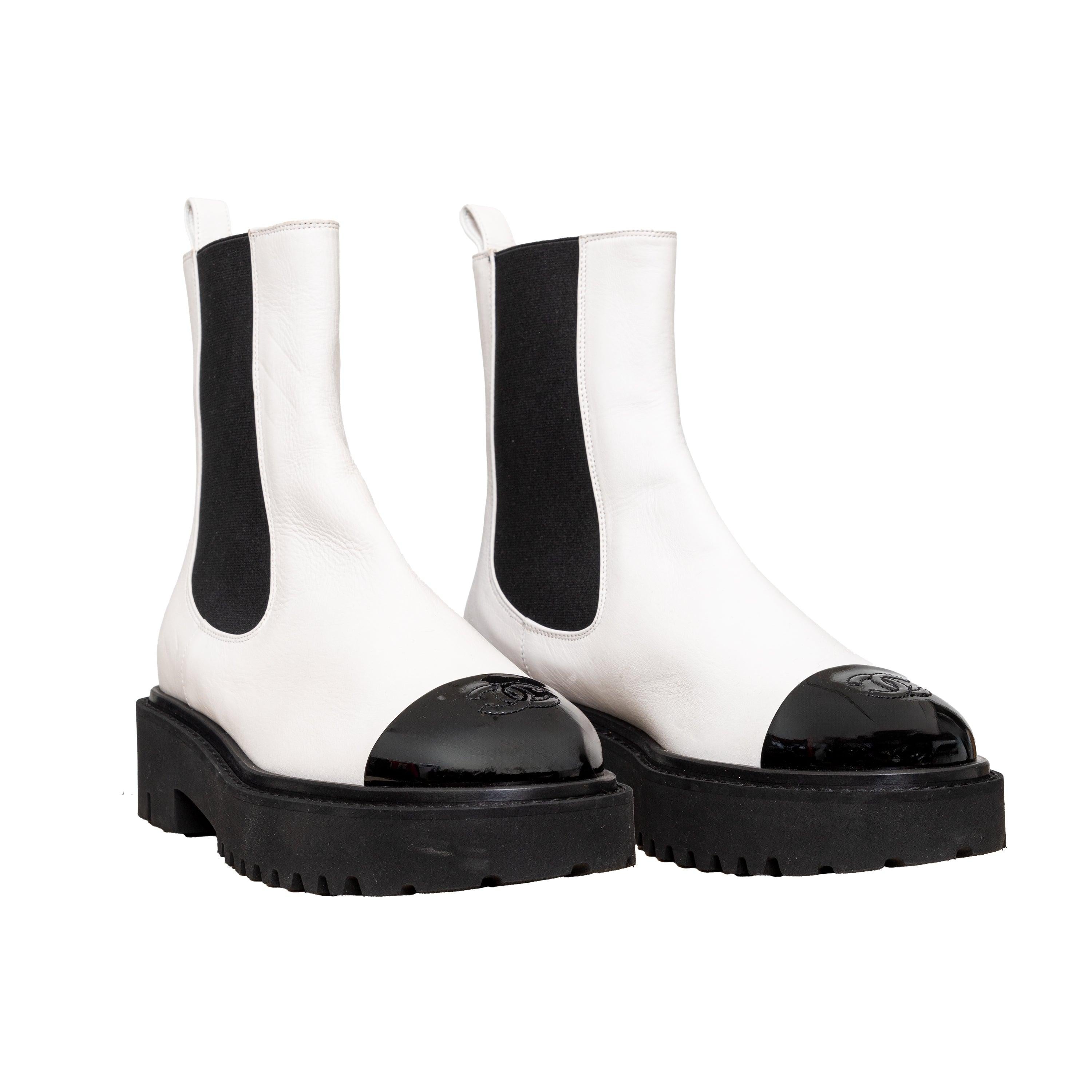 Nero Stivaletti in pelle verniciata Chanel - Anni '10 in vendita