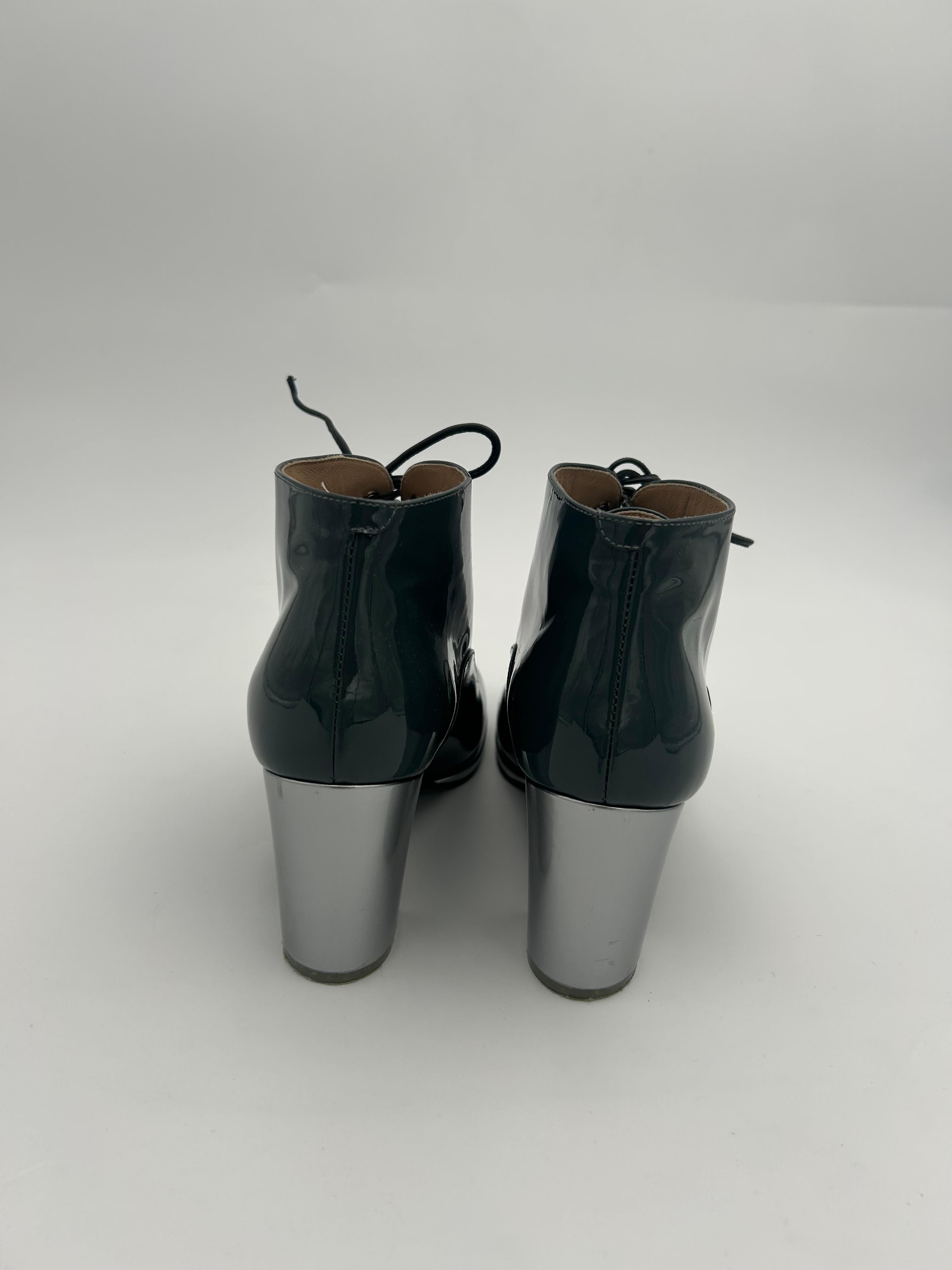 Chanel Patent Leather Ankle Heels Boots im Zustand „Gut“ im Angebot in Palm Beach, FL