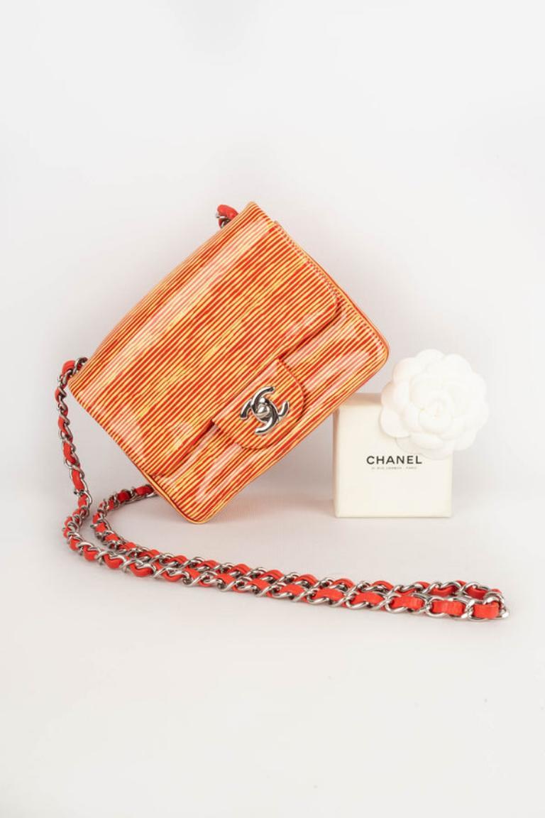Chanel - (Made in France) Patent leather bag with silvery metal elements. Red lamb leather inside. Piece with a serial number. 2013/2014 Collection. To be mentioned, some traces on the leather.

Additional information: 
Condition: Good