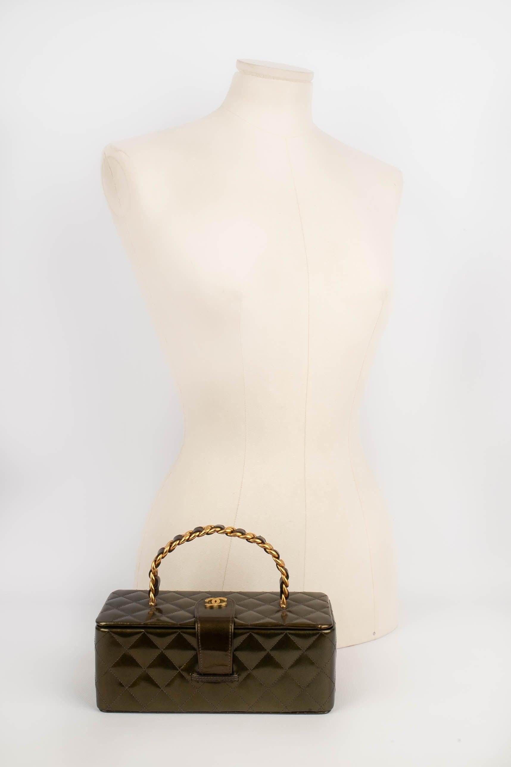 Chanel - (Made in France) Quilted patent leather bag in green tones with golden metal elements and a mirror inside. 1994/1996 Collection under the artistic direction of Karl Lagerfeld.

Additional information:
Condition: Good condition
Dimensions: