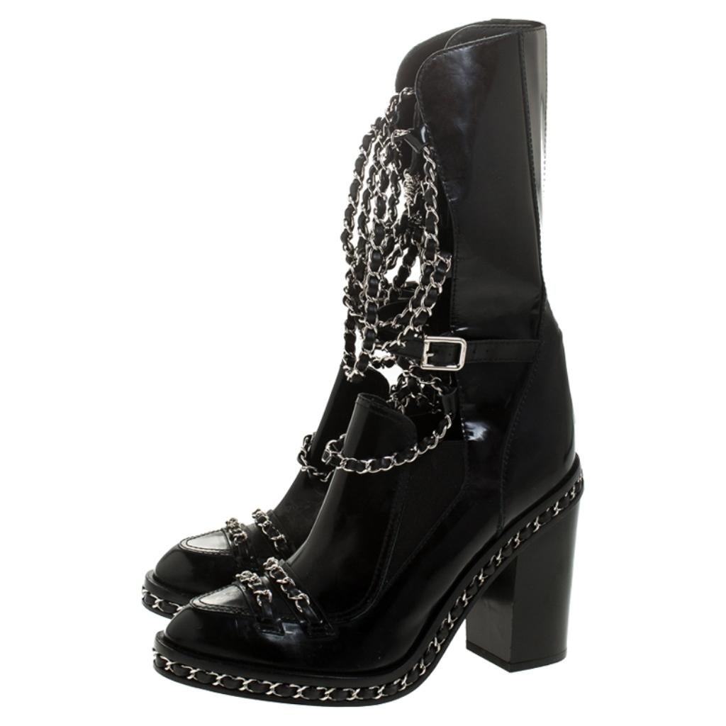 Chanel Patent Leather CC Runway Glazed Chain Obsession Block Heel Boots 38.5 In Good Condition In Dubai, Al Qouz 2