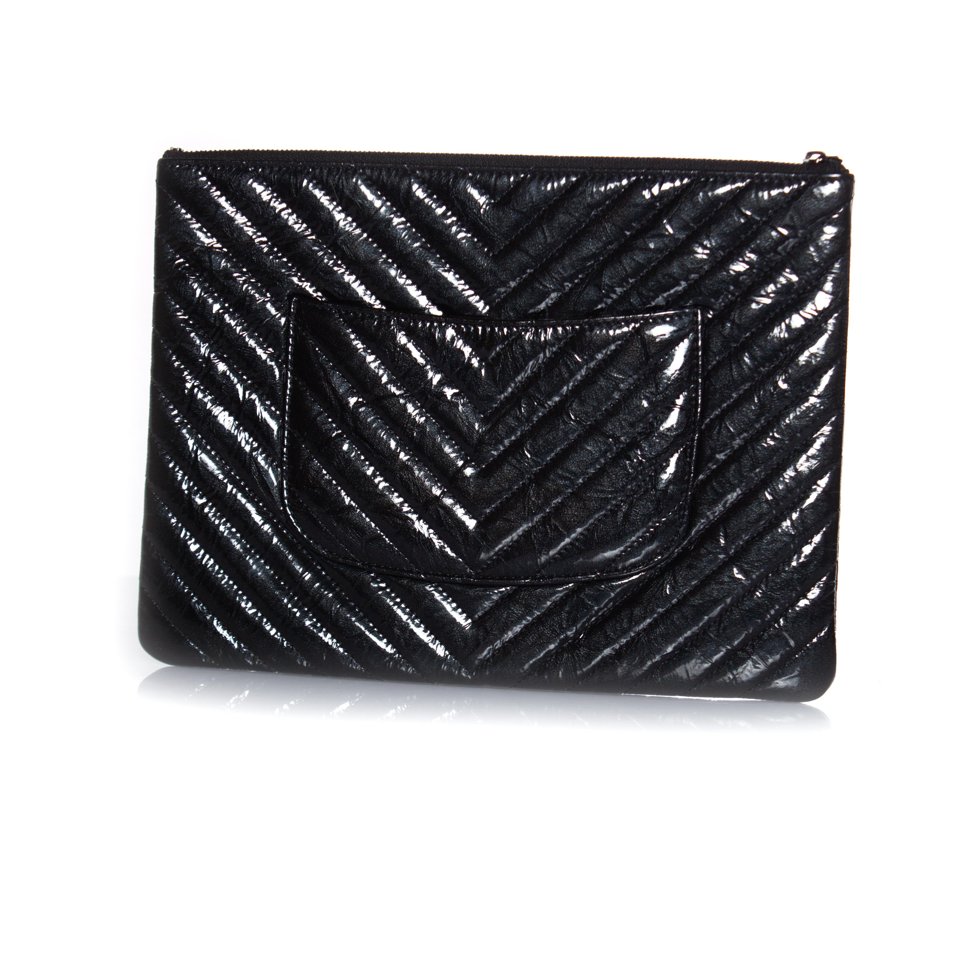 Chanel, crinkled patent leather chevron zip O case. The item is in excellent condition on the exterior and interior and comes with authenticity card and dustbag.

• CONDITION: very good condition

• MEASUREMENTS: height 21 cm, width 27 cm, depth 1.5