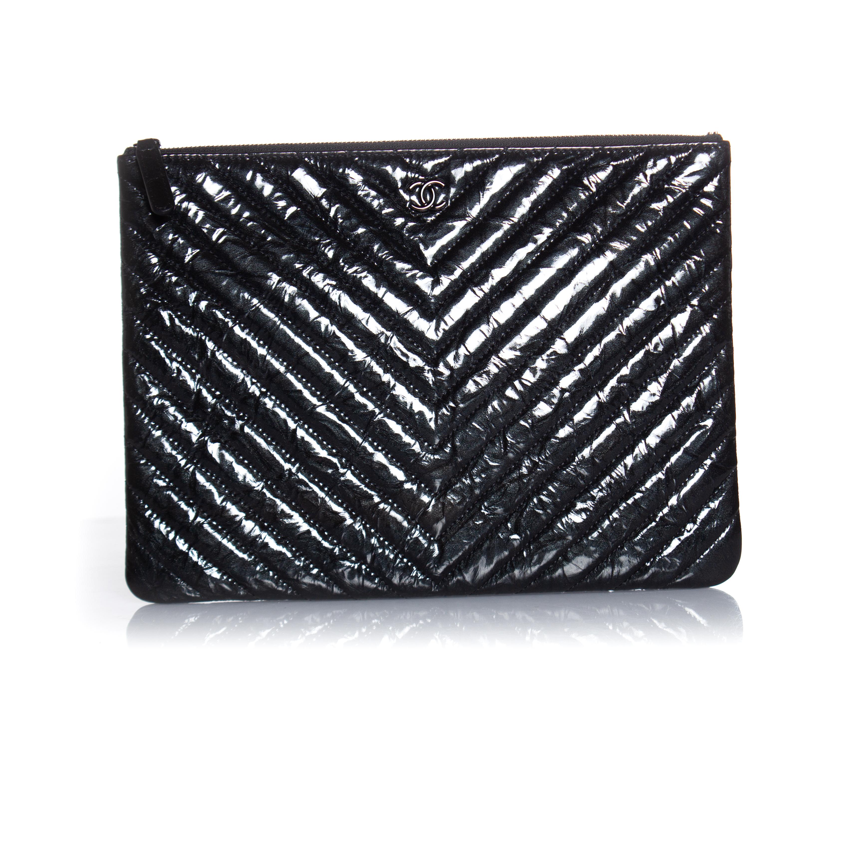 Chanel, patent leather chevron zip O case In Excellent Condition For Sale In AMSTERDAM, NL