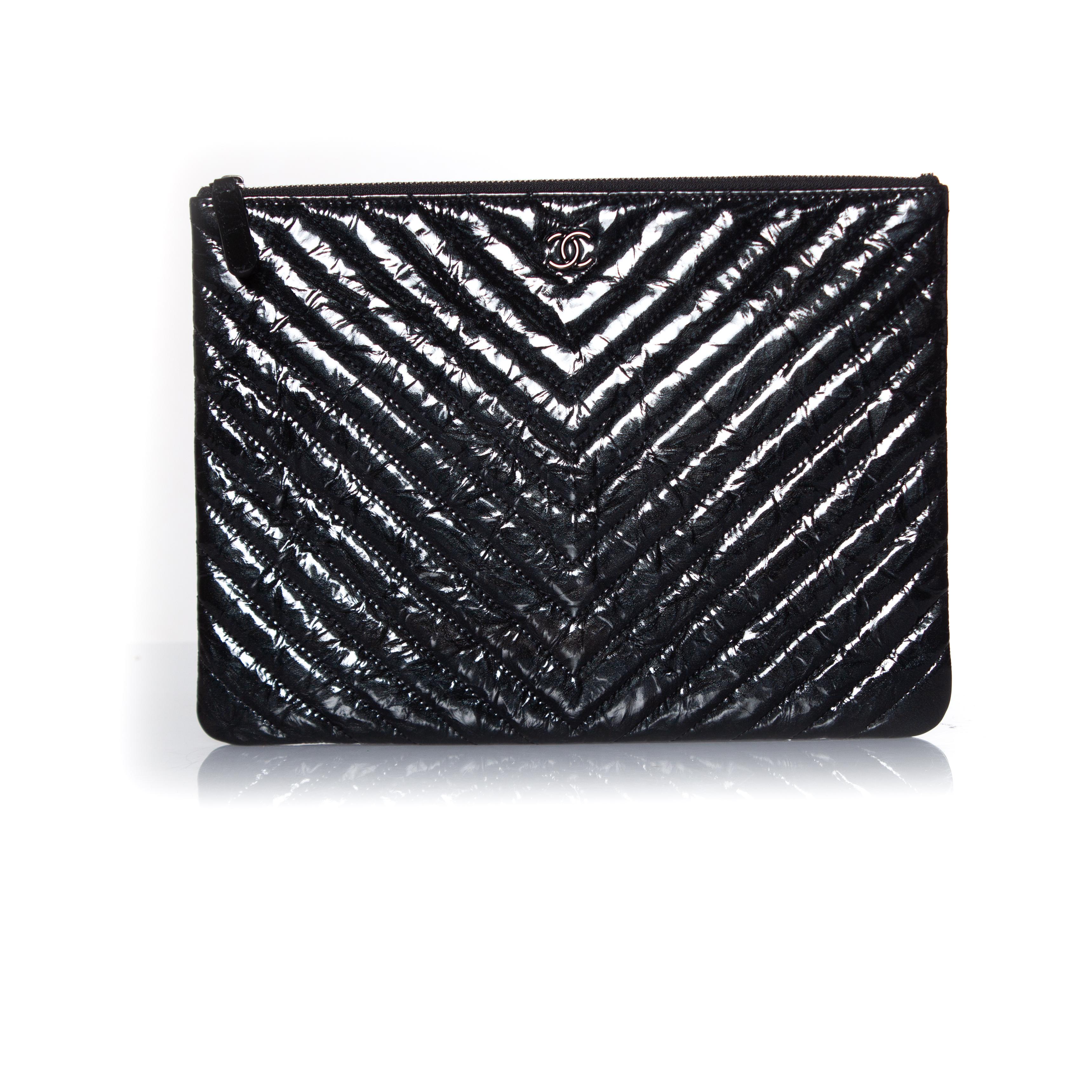 Women's Chanel, patent leather chevron zip O case For Sale
