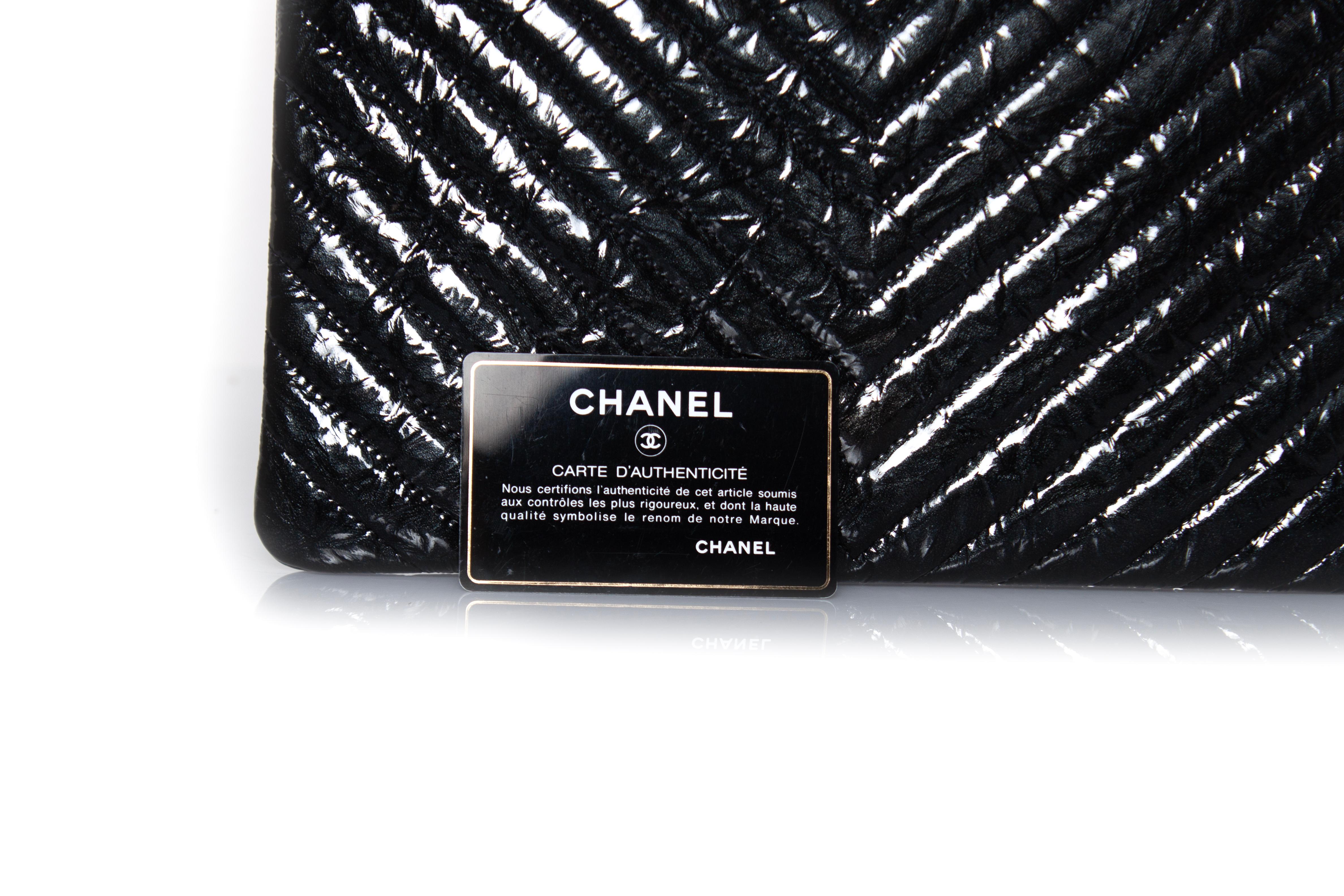Chanel, patent leather chevron zip O case For Sale 2