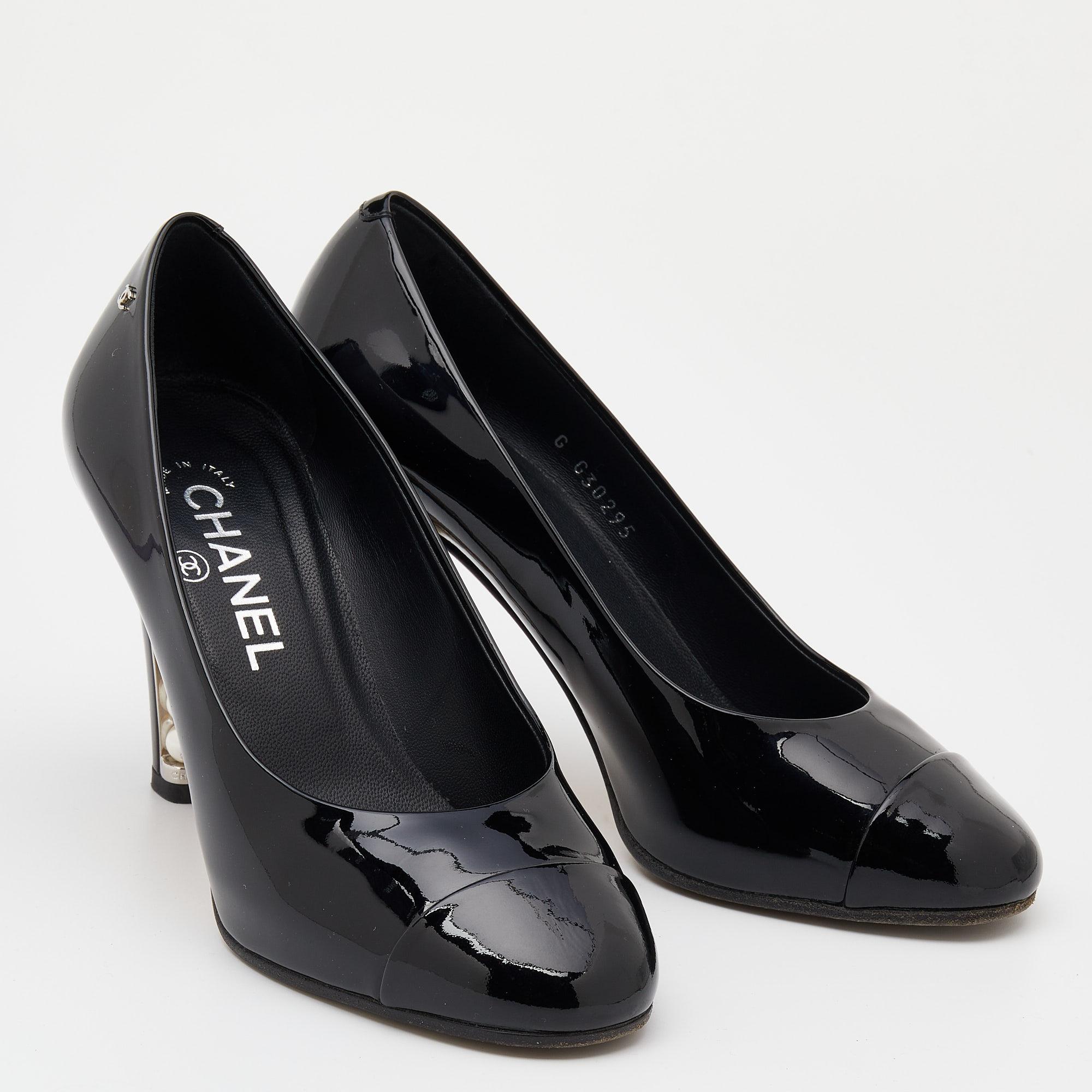 Chanel Patent Leather Faux Pearl Embellished Heel CC Cap Toe Pumps Size 35.5 In Good Condition In Dubai, Al Qouz 2
