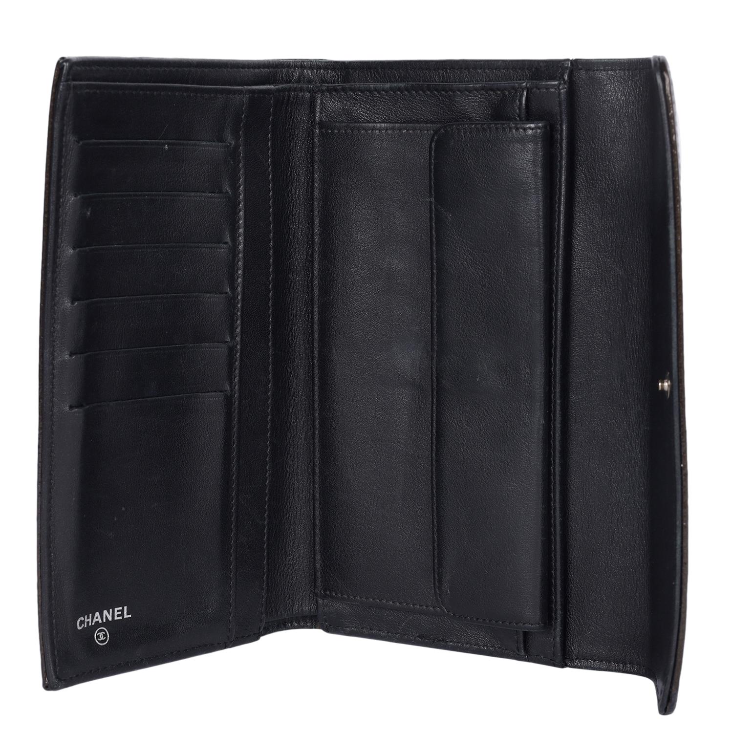 Chanel Portafoglio grande con patta in pelle verniciata in vendita 5