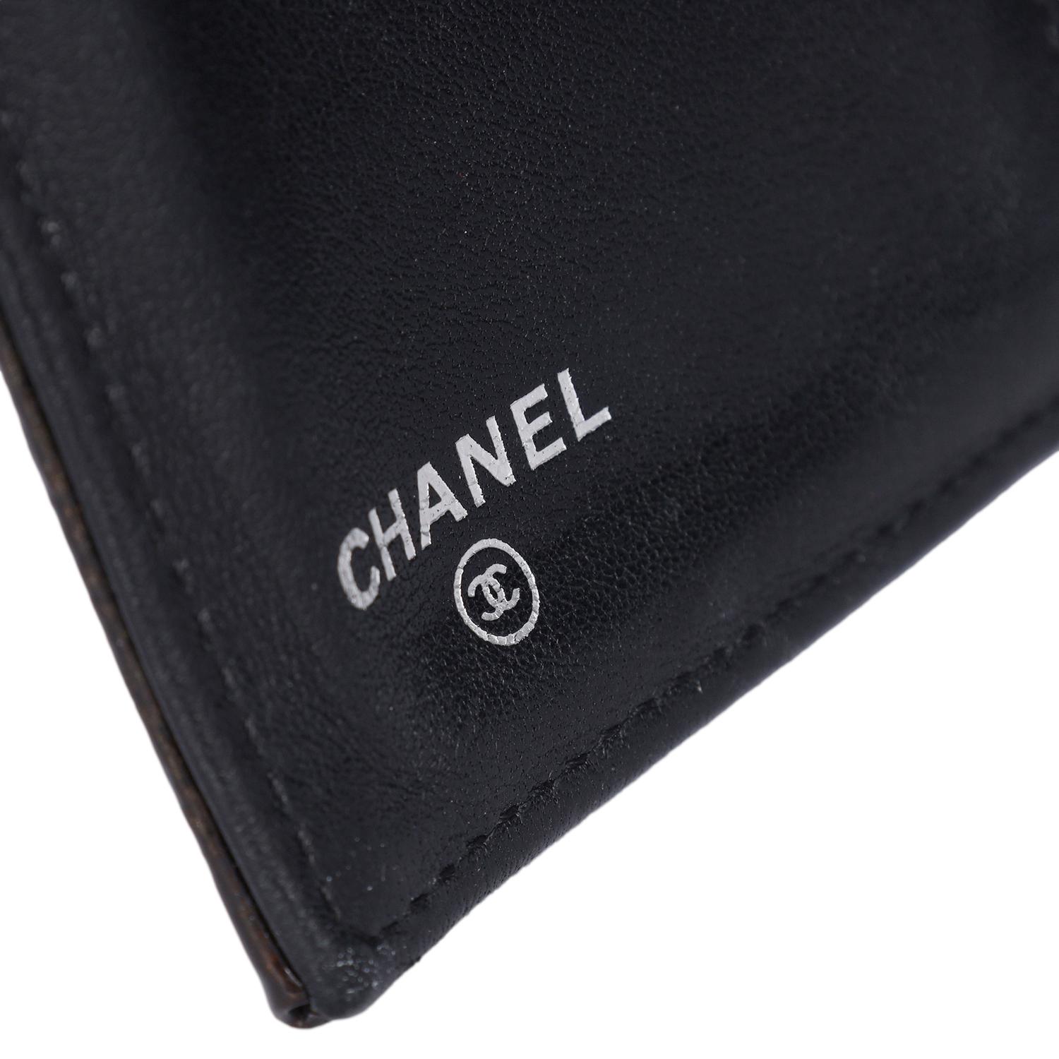 Chanel Portafoglio grande con patta in pelle verniciata in vendita 6