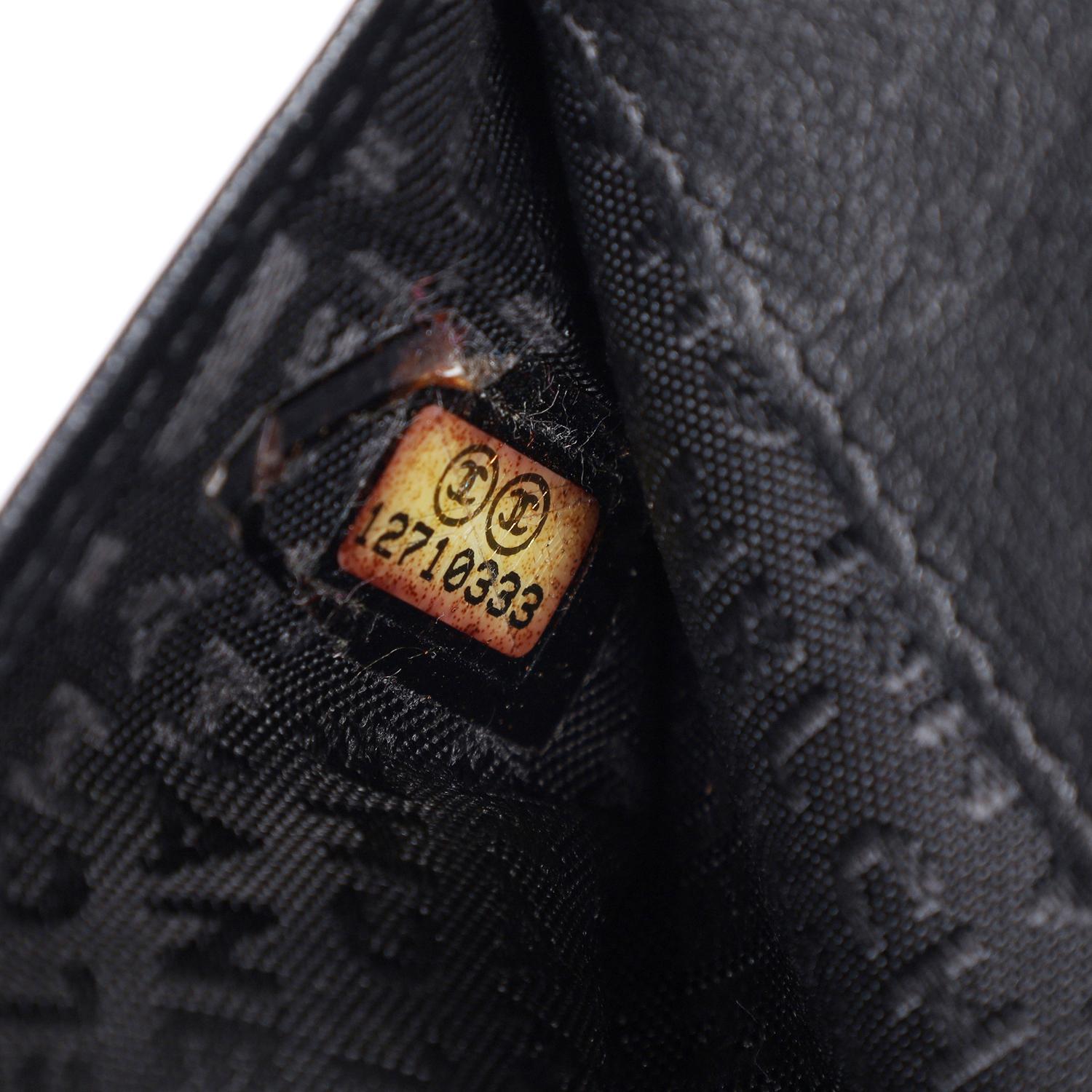 Chanel Portafoglio grande con patta in pelle verniciata in vendita 7